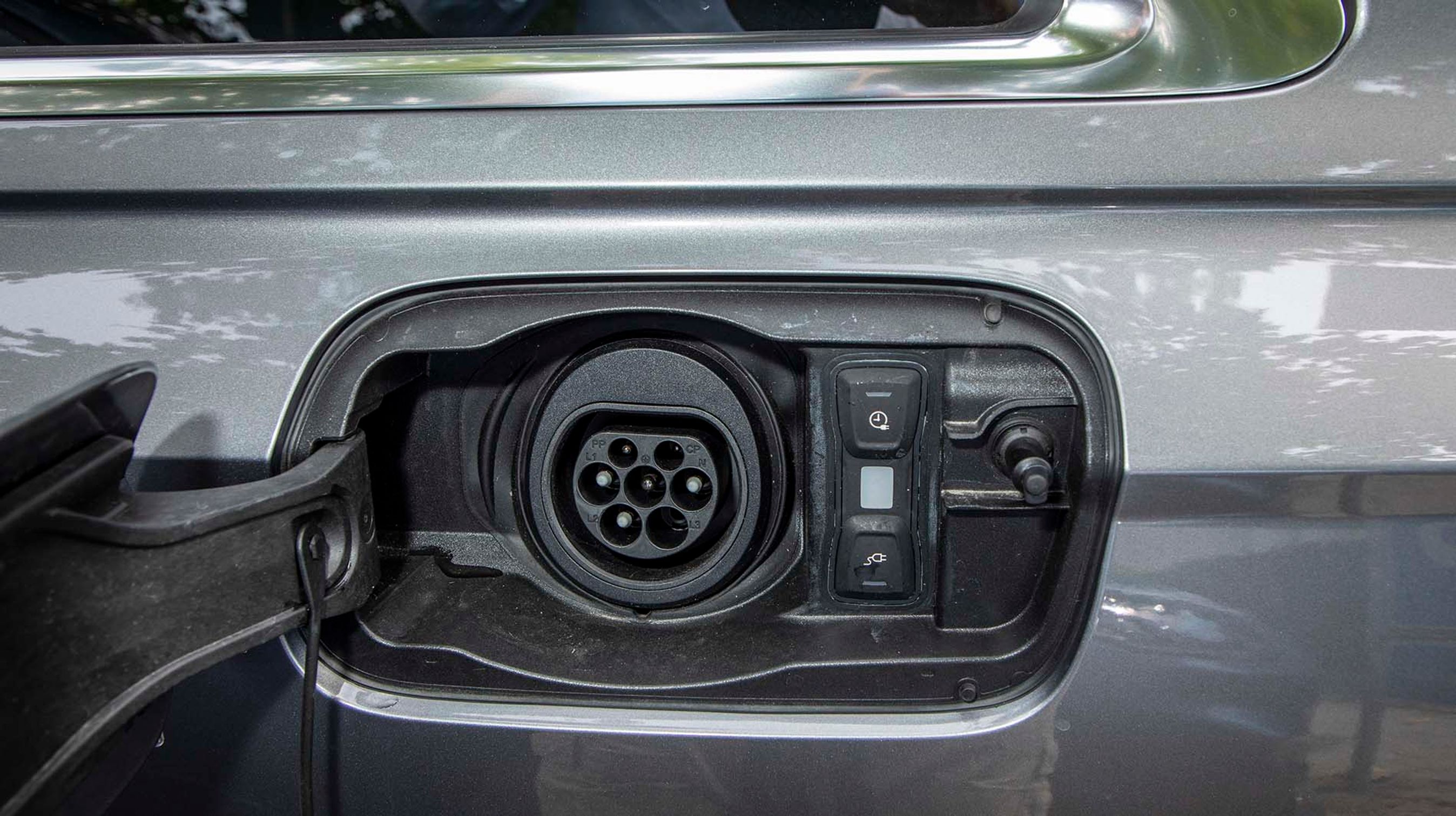 Ladestikket er placeret ved venstre baghjul. Det er et Type-2-stik, og man kan lade med to faser, hvilket giver i alt 7,4 kW. Det tager 2,5 timer at lade bilen op.