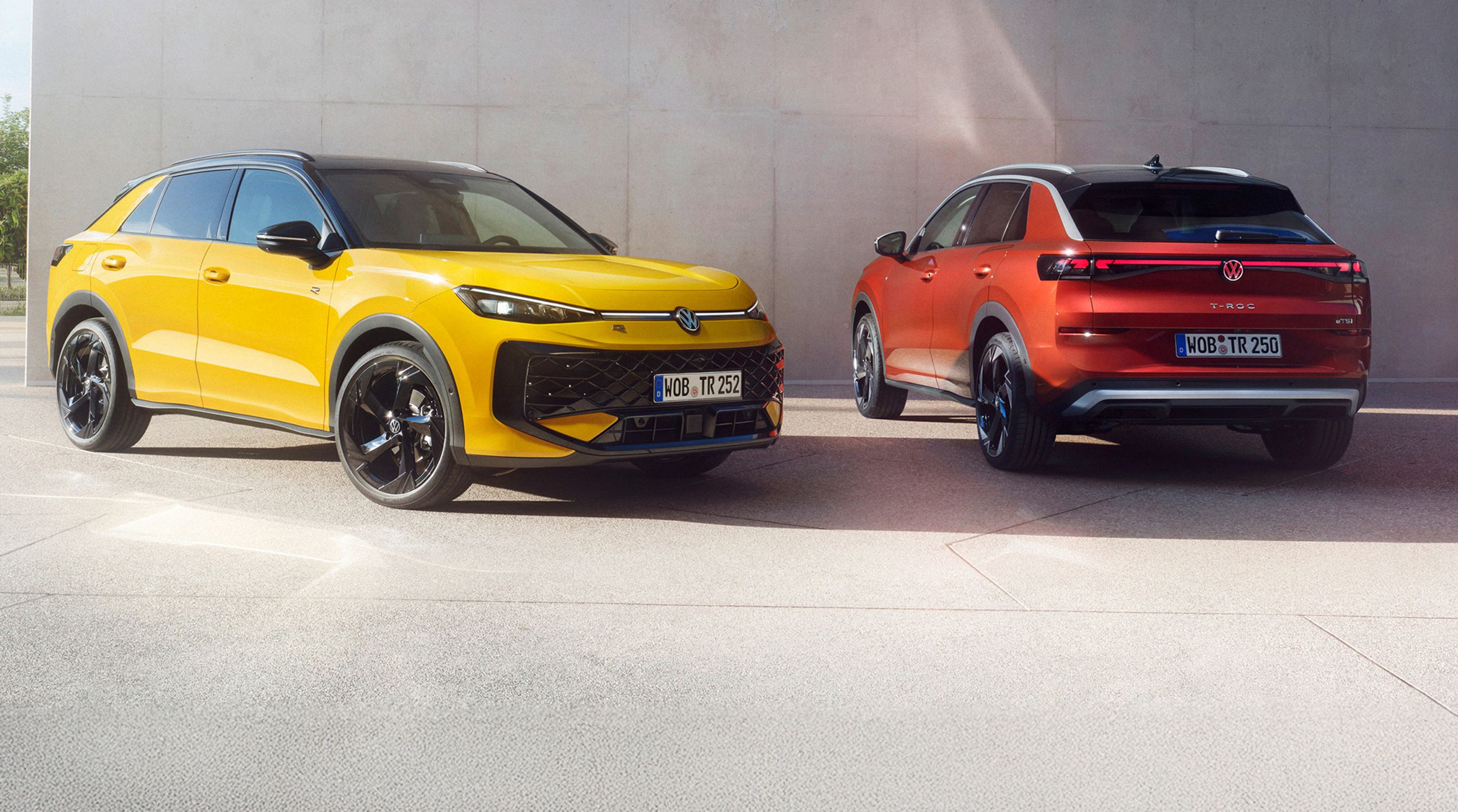 VW T-Roc i gul og rød.