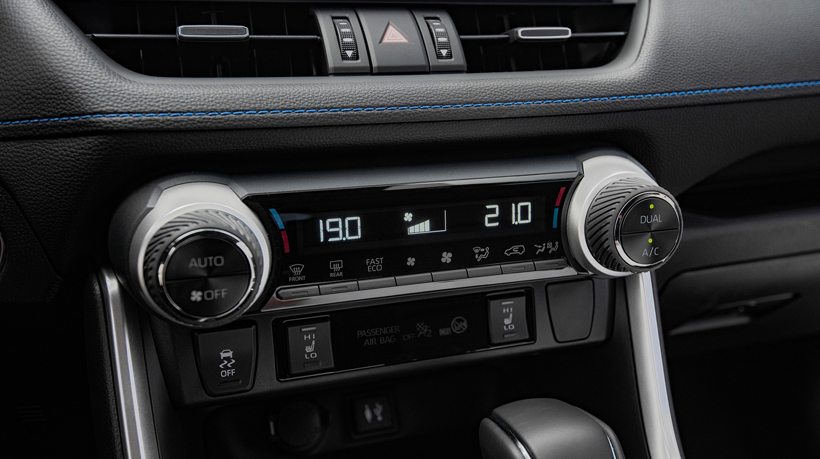 Drejeknapperne til ventilation er vellykkede. De er store og beklædt med nopret, blød gummi og kan givetvis betjenes med handsker. Men nogen har sat ESC/anti spin-knappen ved siden af sædevarmen, mens knappen til ratvarme er anbragt på den anden side af rattet.