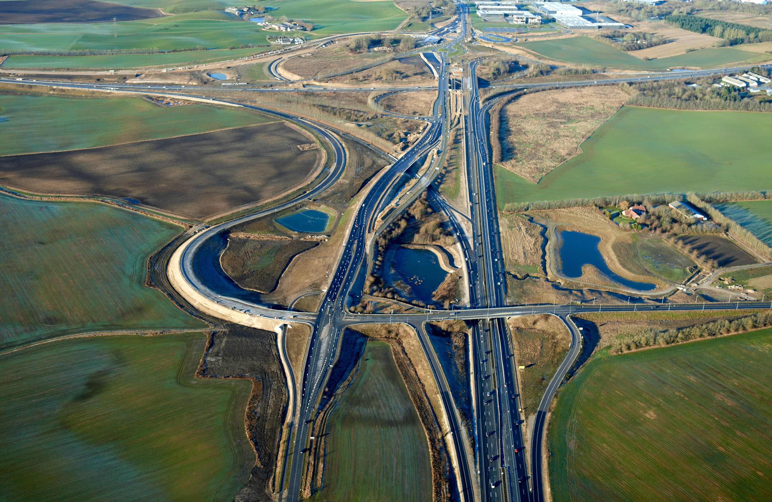 Luftfoto af motorvejskryds og veje