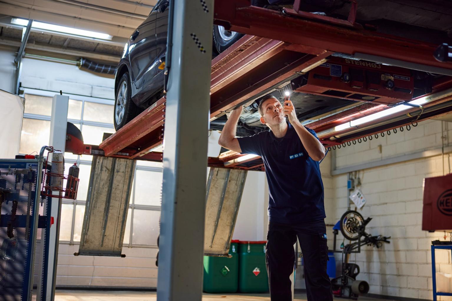 FDM gennemgår bil på rampe hos FDM Test&Bilsyn