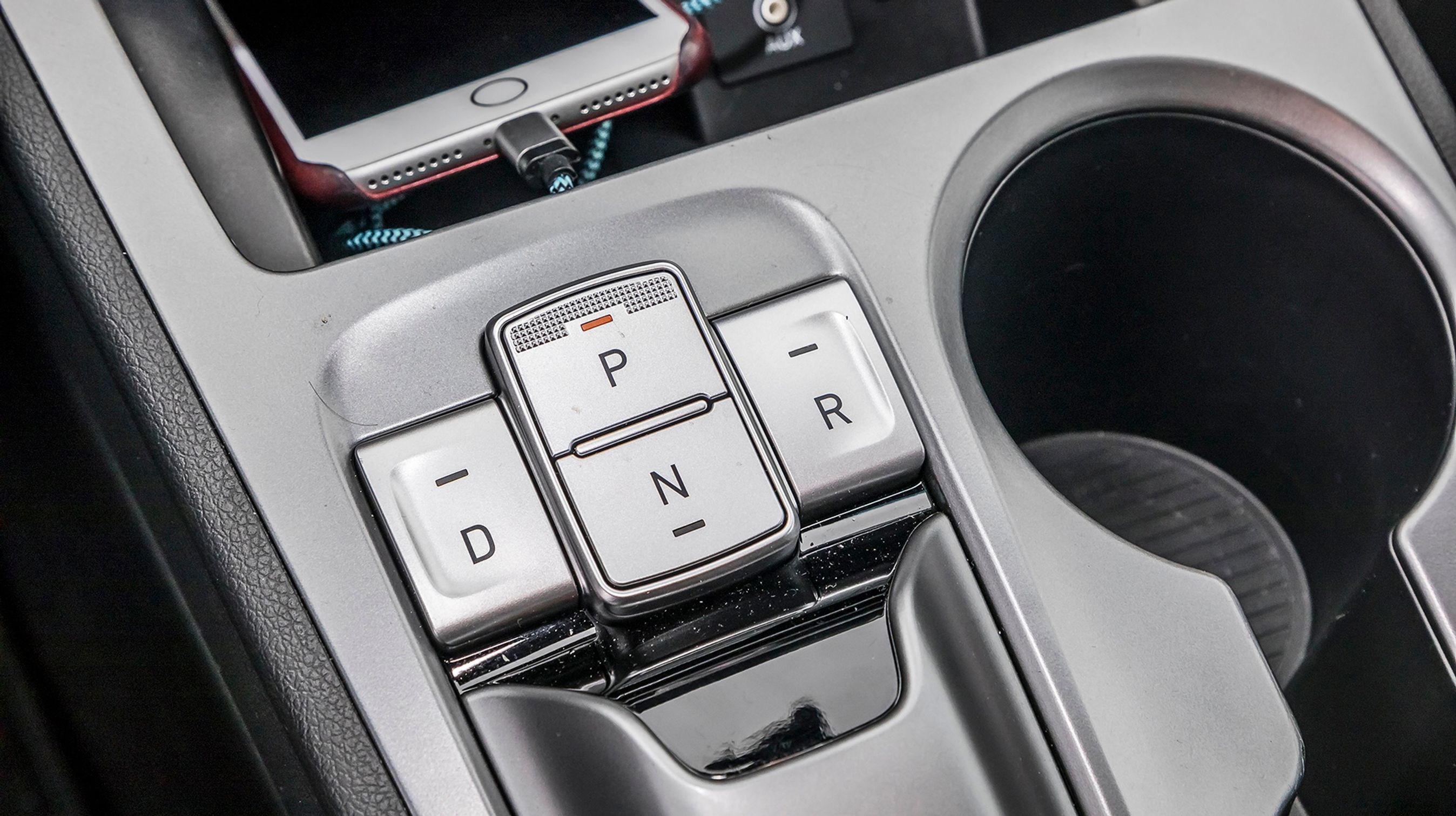 Bemærk den lidt underlige gearvælger, der består af fire knapper. Det fungerer udmærket, når man vænner sig til det.