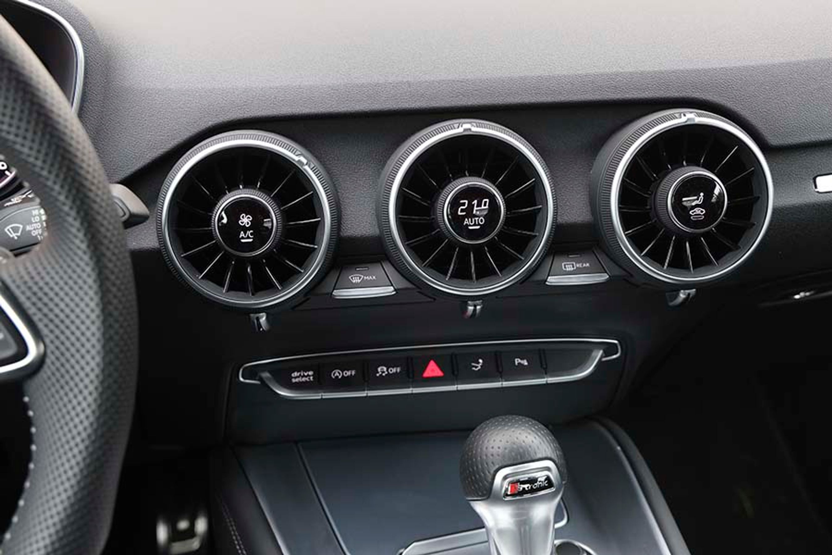 Det mest specielle ved kabinen er betjeningen af klimaanlægget, der sker på knapper integreret i de tre midterste ventilationsdyser. Smart detalje og let at betjene. 