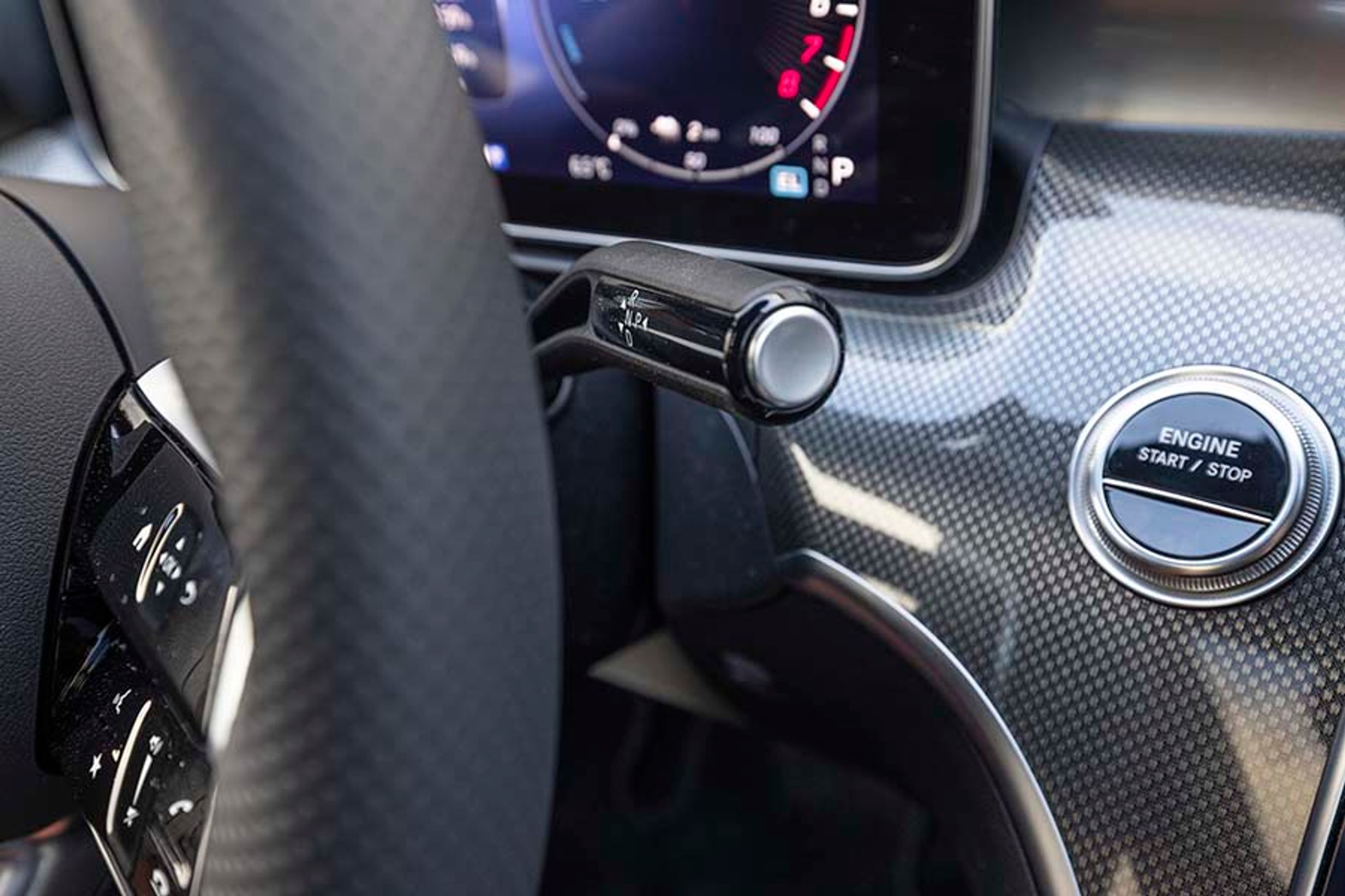 Gearvælgeren er placeret bag rattet i højre side, og den er nem at betjene. Kræver lidt tilvænning for den sidder der hvor stort set alle andre bilmærker har betjening af viskerne. 