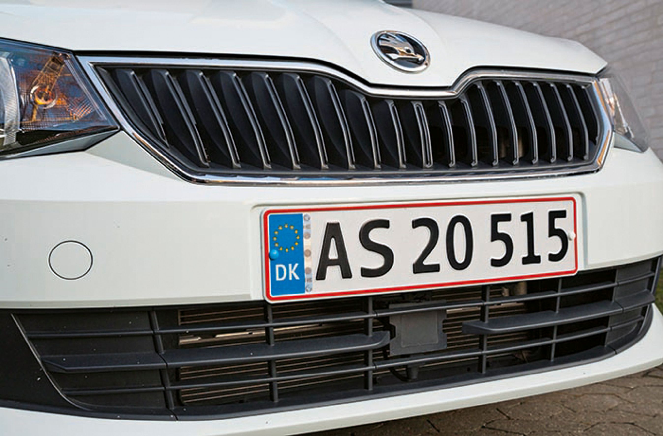 Alle udgaver af Skoda Fabia har „Frontassistent” som standard. En radar under nummerpladen holder øje med trafikken foran og advarer, hvis man kører for tæt, og bremser, hvis man er uopmærksom. Flot!