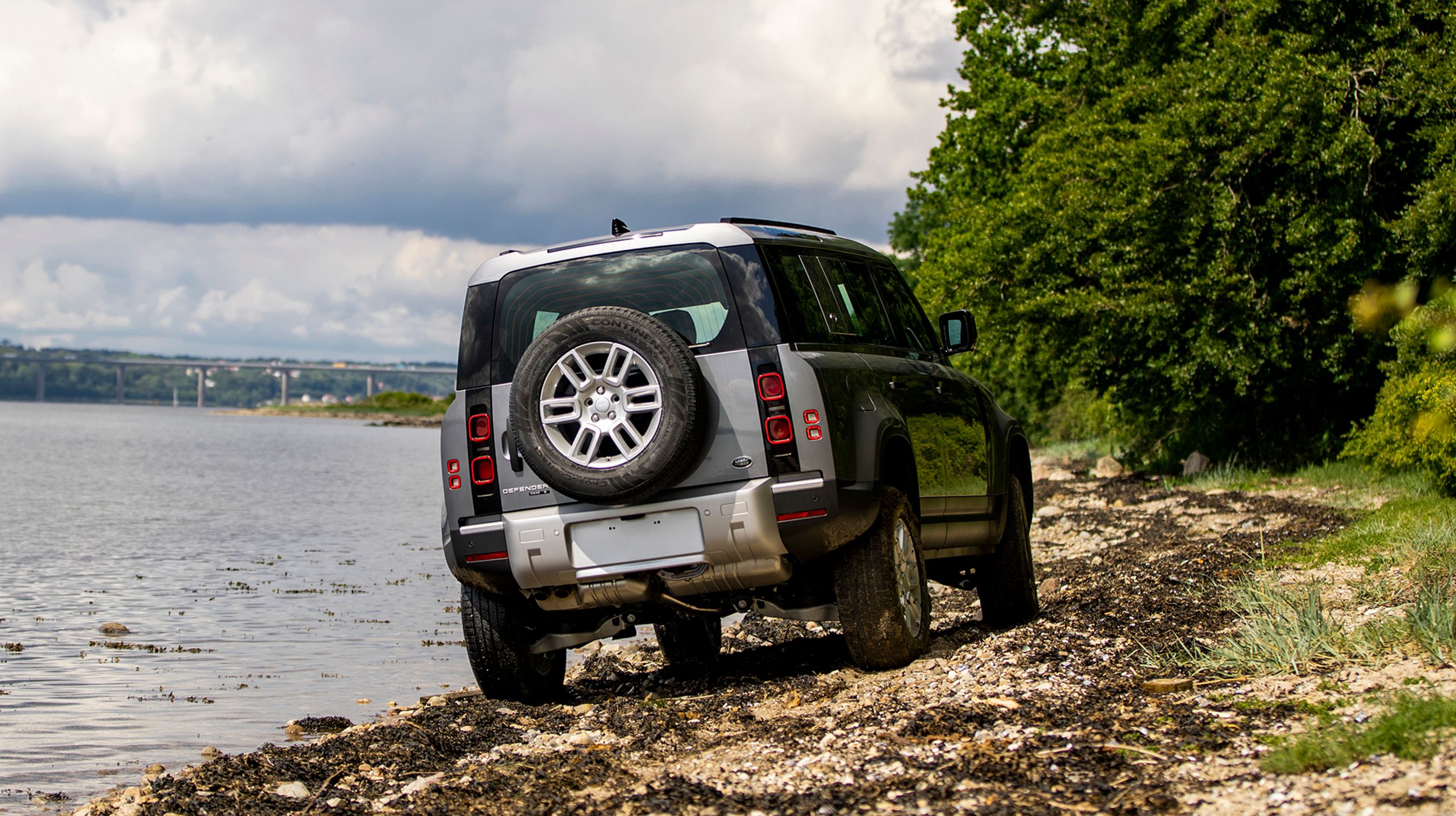 Land Rover Defender kommer i to udgaver, kaldet 90” og 110” som dens forgænger. I denne nye udgave er det dog ikke en præcis henvisning til akselafstanden. Forskellen er 43,5 cm, og den længste er lidt over tre meter.