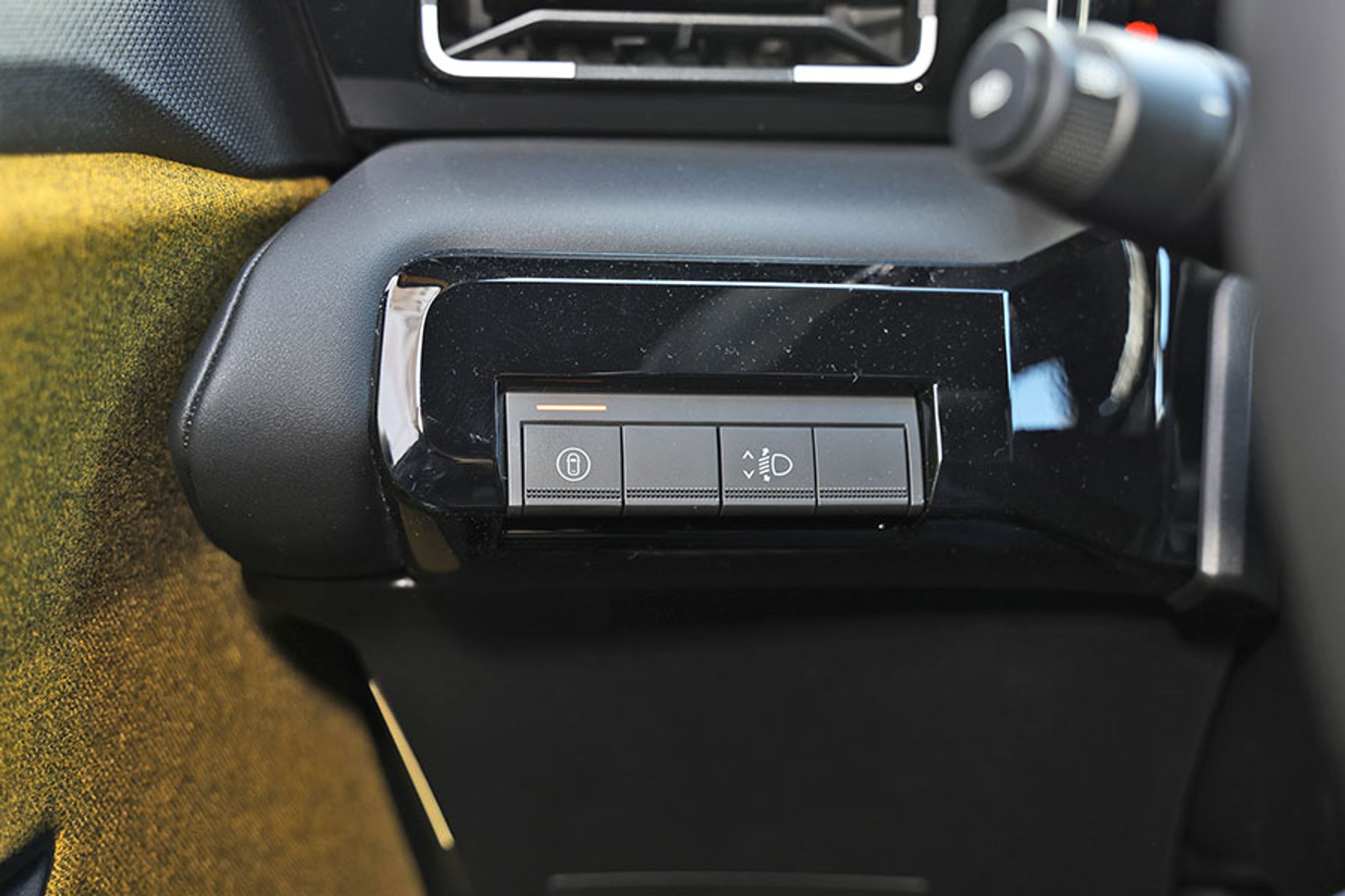 Til venstre for rattet sidder denne knap (t.v.), der ved to tryk deaktiverer fartalarmen. Det er en meget fin løsning i hverdagen.