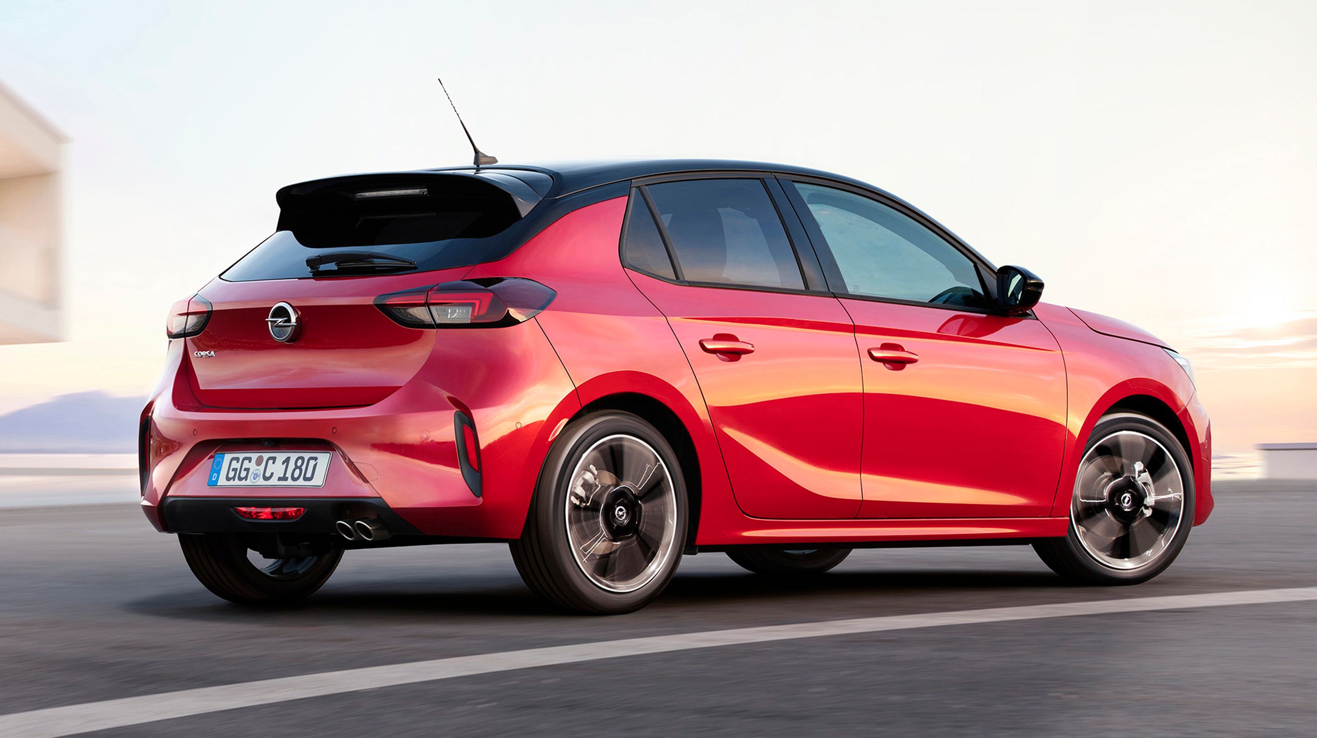 Bagenden er typisk for Corsa med store LED-baglygter og et tydeligt Opel-logo i midten.