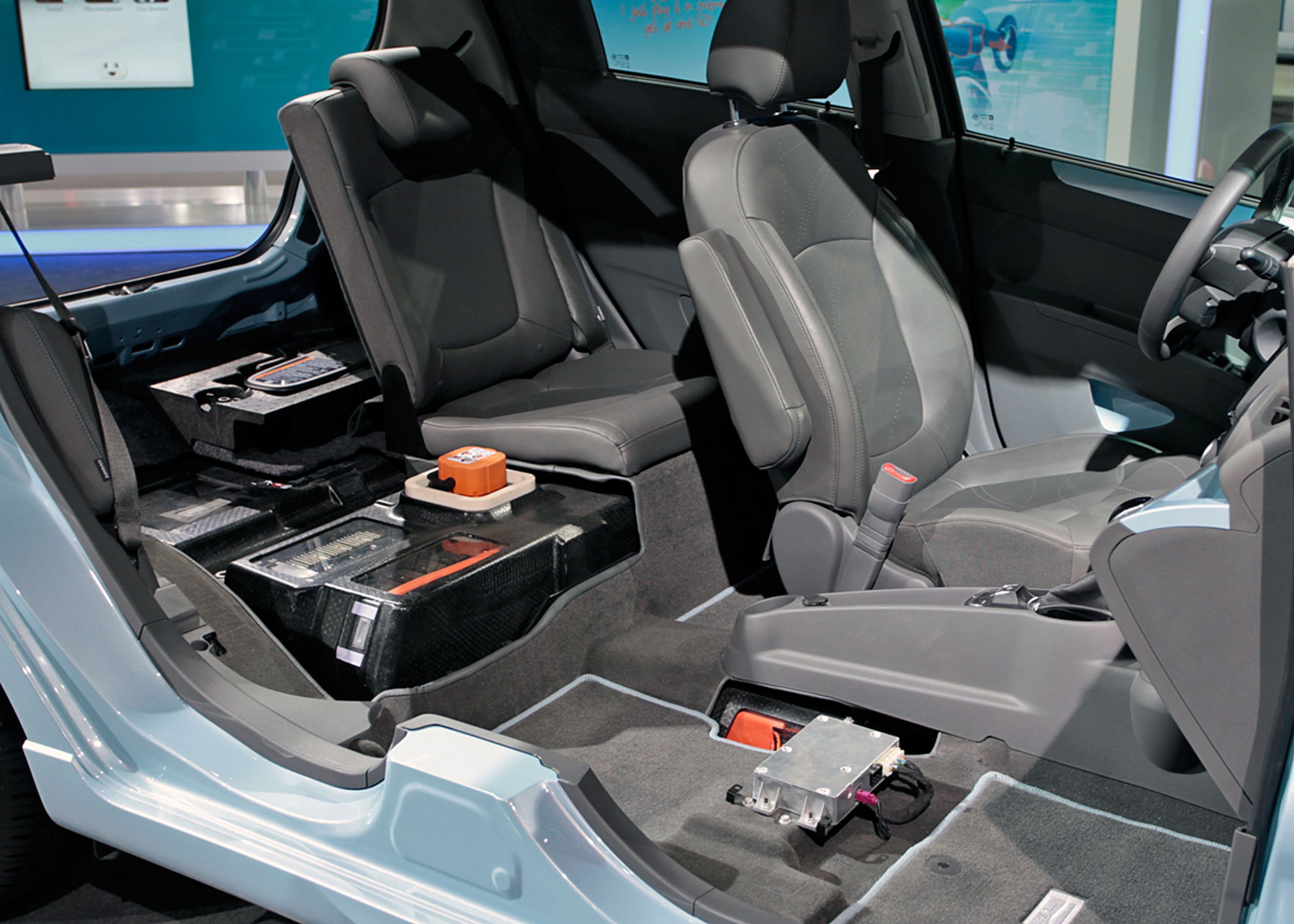 På udstillingen i Detroit viser Chevrolet denne gennemskårne Spark, så man kan se, hvor batterierne ligger. Placeringen griber ikke afgørende ind i den lille bils begrænsede kabinerum.