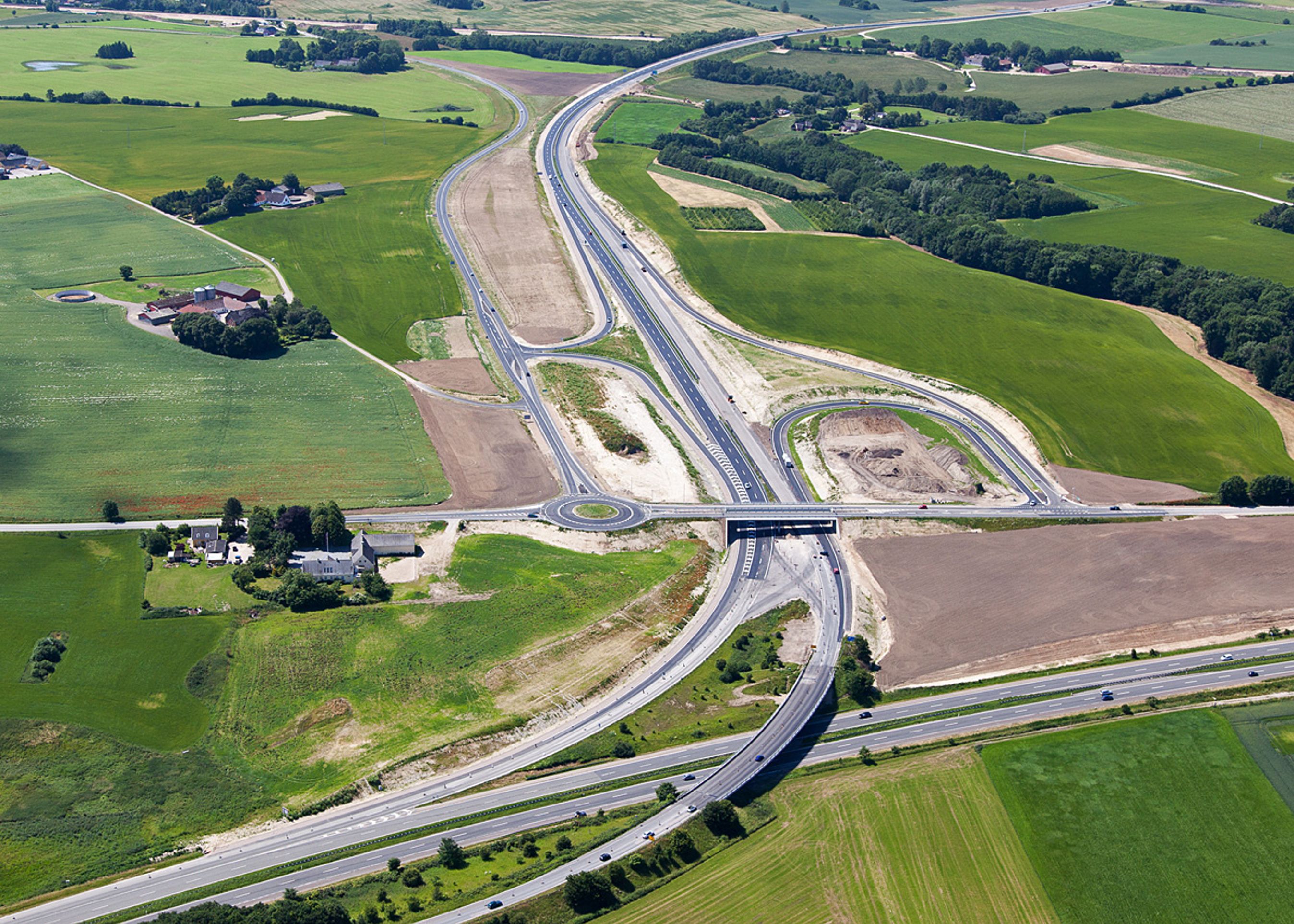 Kalundborgmotorvejen fltter fra for neden og går opad i billedet. I midten ses den nye til- og frakørsel <1>.