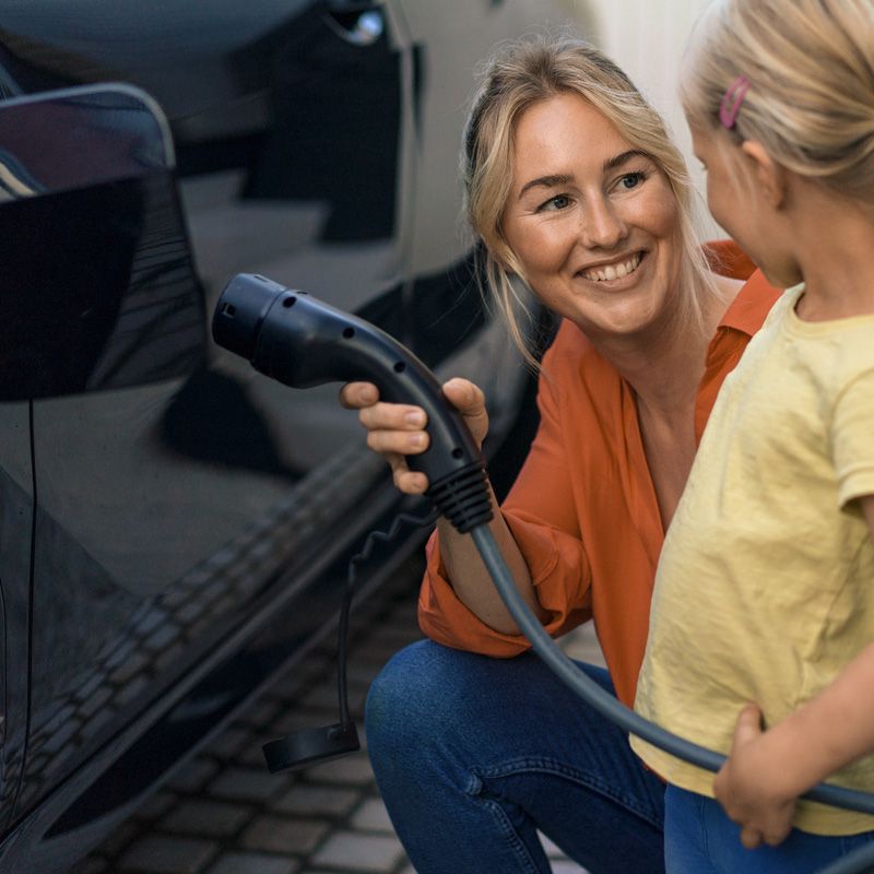 mor viser datter hvordan man oplader elbil