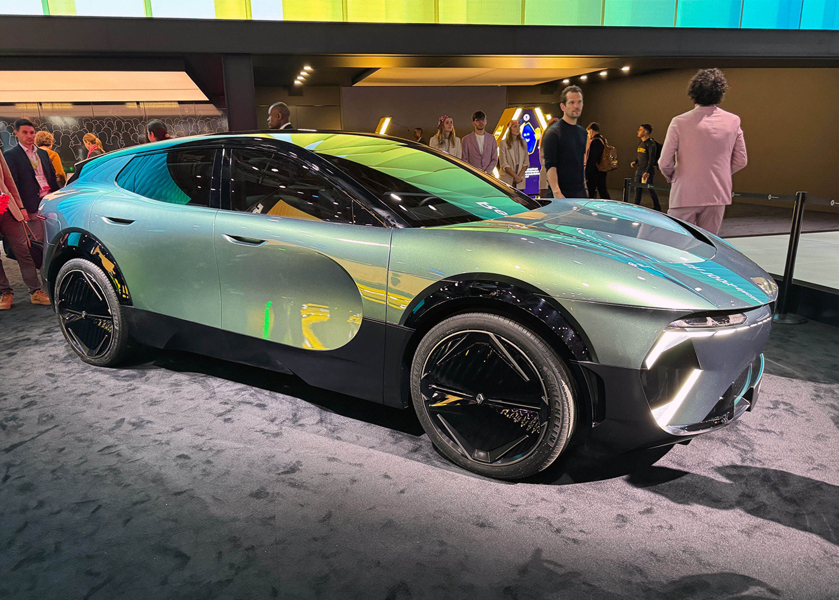 Renault flirter stadig med brint. I Paris udstilles denne konceptbil kaldet Embleme. Den blander et mellemstort batteri med en mellemstor brinttank (2,8 kg), som tilsammen kan give 1.000 km rækkevidde.