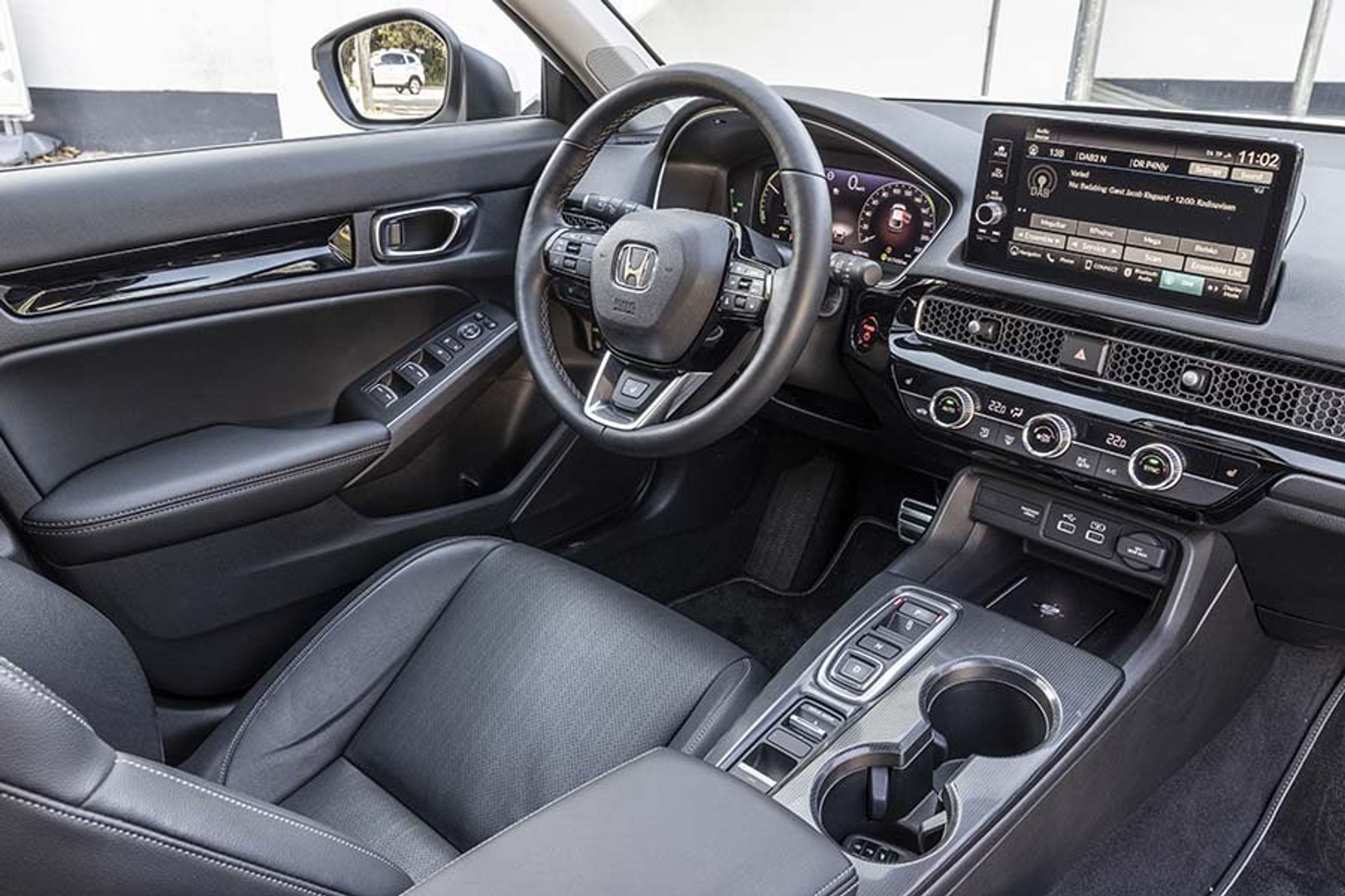 Førerpladsen er lækker at se på og desuden velfungerende.