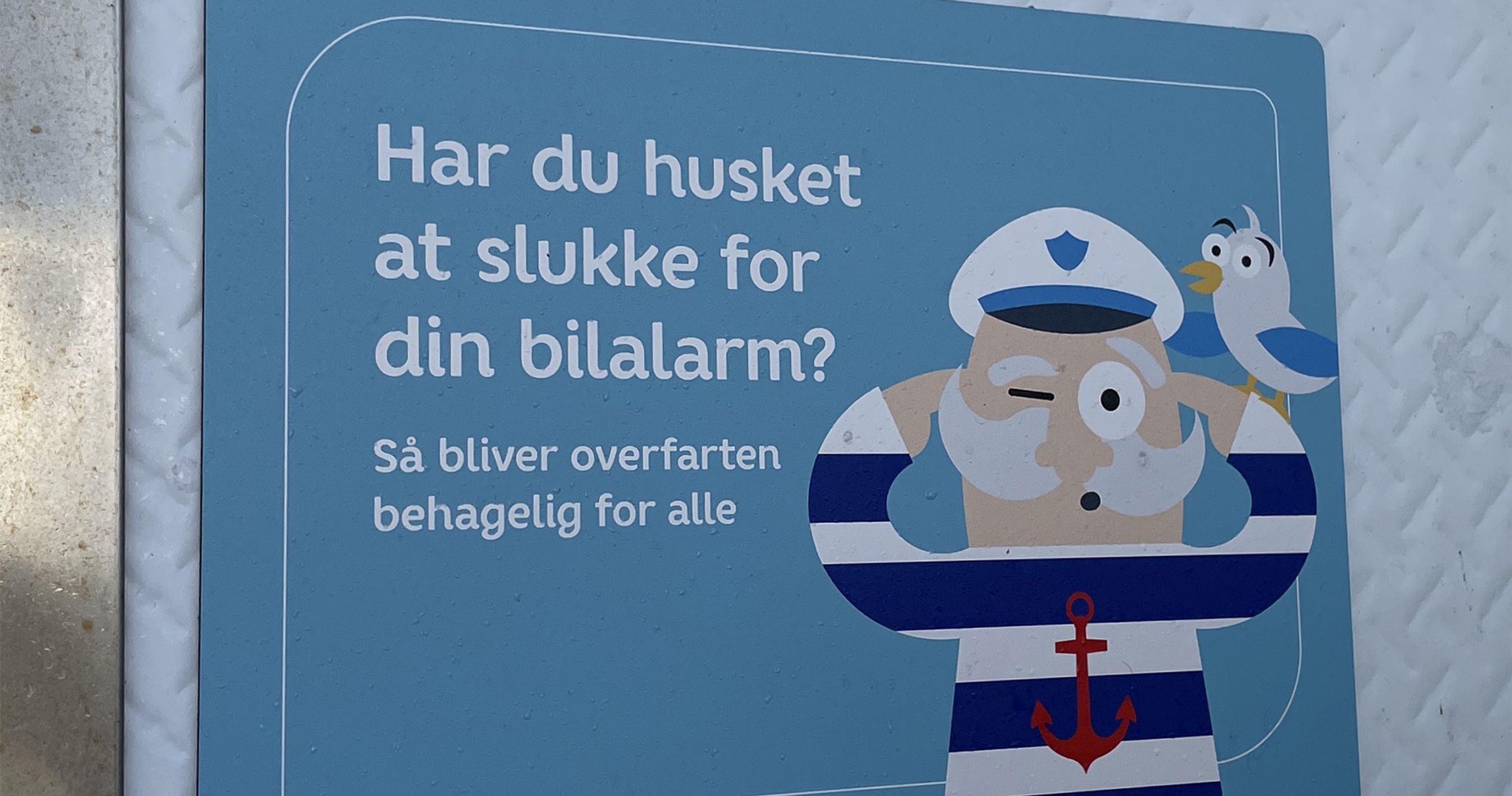 Skilt på færge med henstilling om at slå bilalarmen fra på overfarten