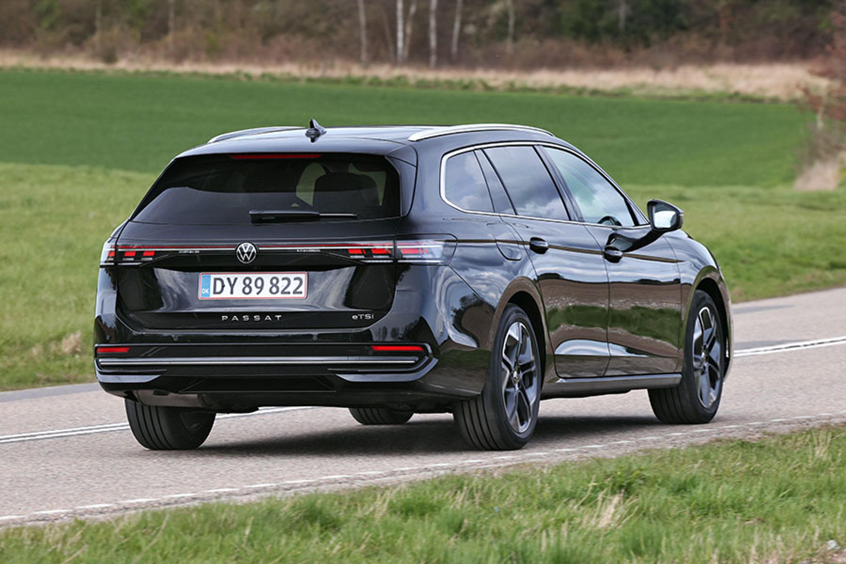 Sort VW Passat set bagfra, mens den kører på en vej