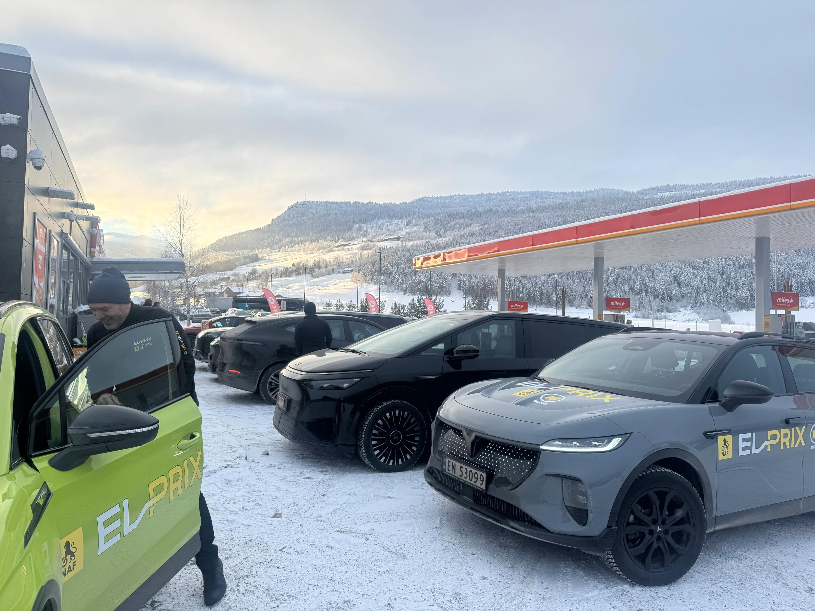 En tankstation i Norge om vinteren med sne og is.