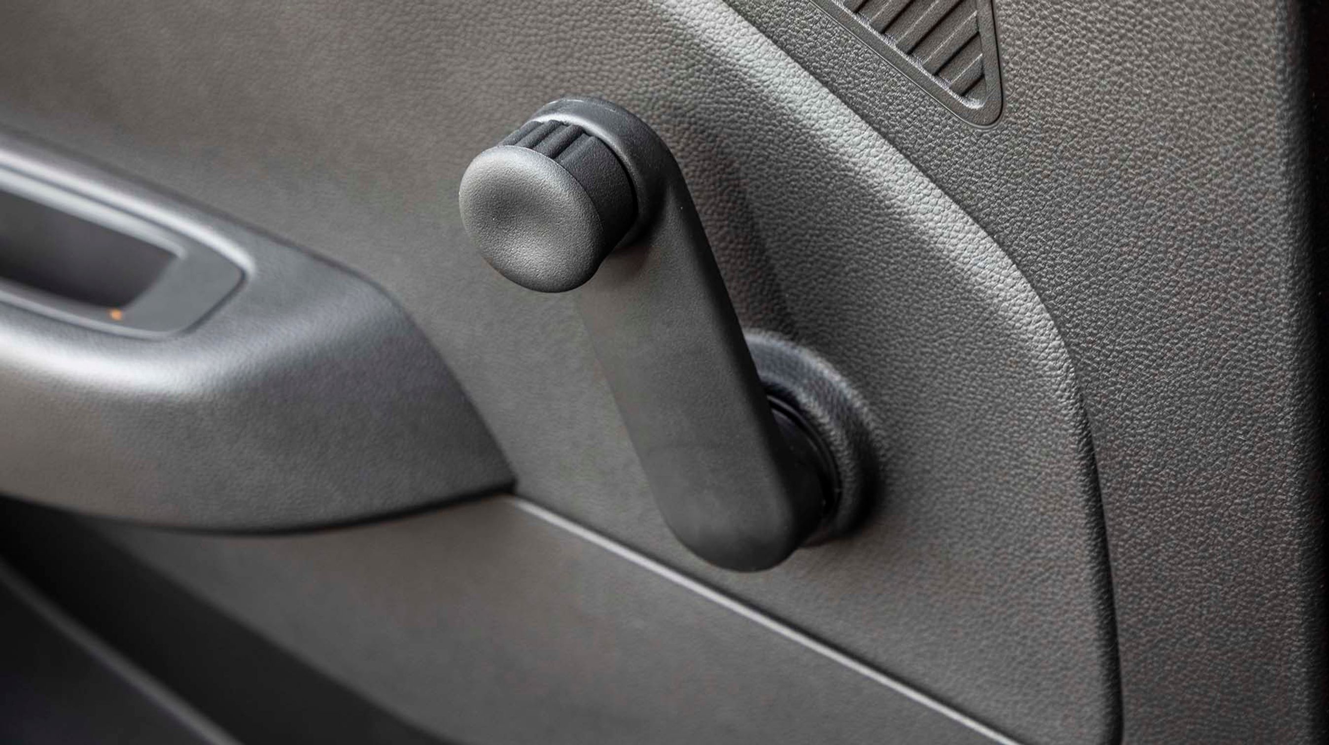 En af forskellene på Zen-udgaven og Intens-udstyrsniveauet er, at den billigste Zen-version har manuelt rudeoptræk på bagdørene.