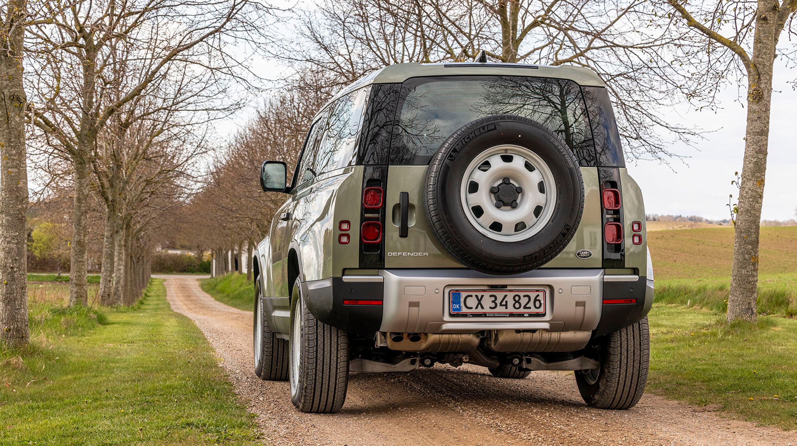 Det store reservehjul på bagklappen ser råt ud, men tager lidt udsyn og betyder, at bagklappen skal være sidehængslet, hvilket ikke altid er optimalt.