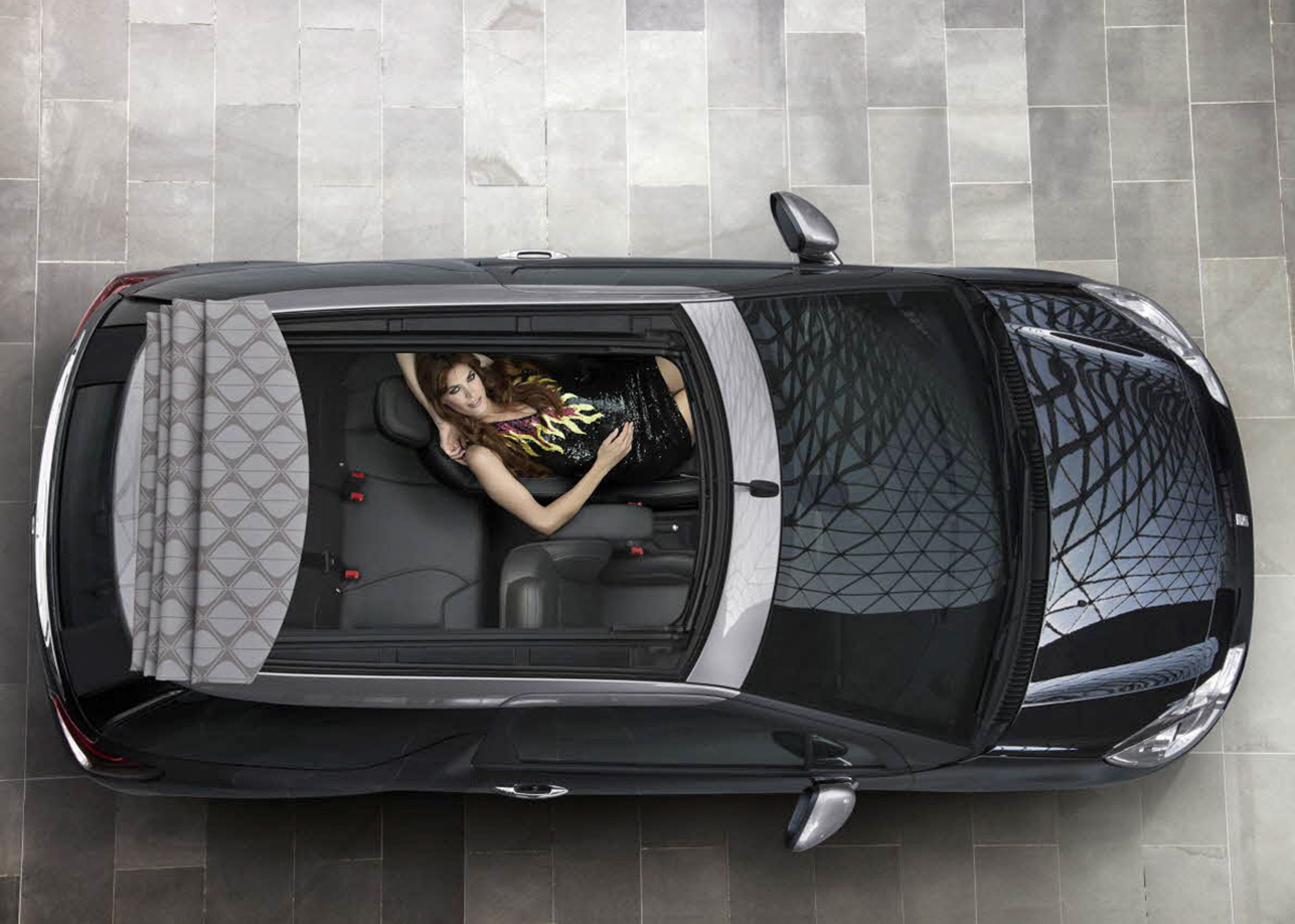 Det meste af taget forsvinder på 16 sekunder ved tryk på en knap. Bagruden forbliver oppe.