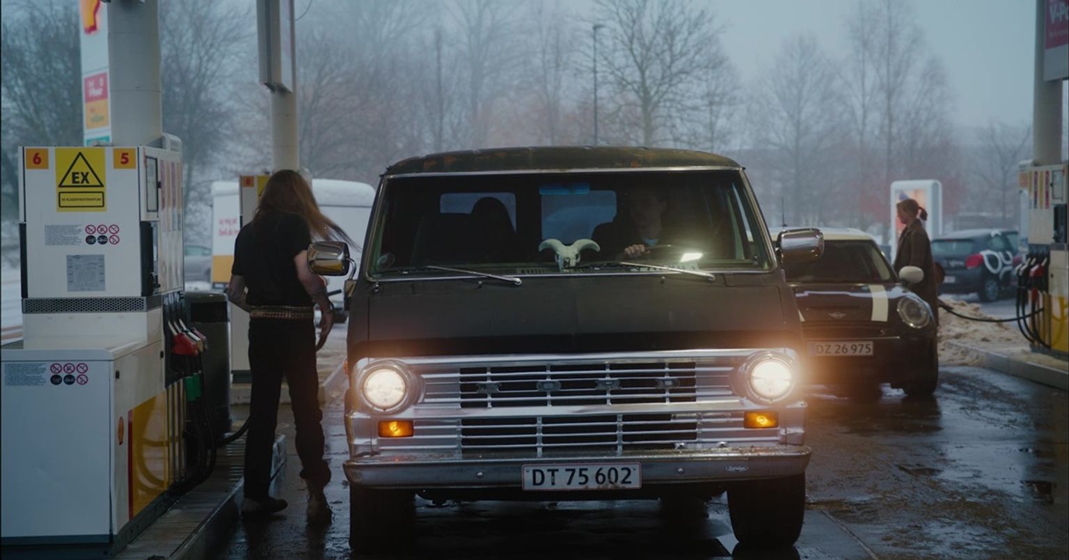 Headbangers tanker på en Shell tankstation