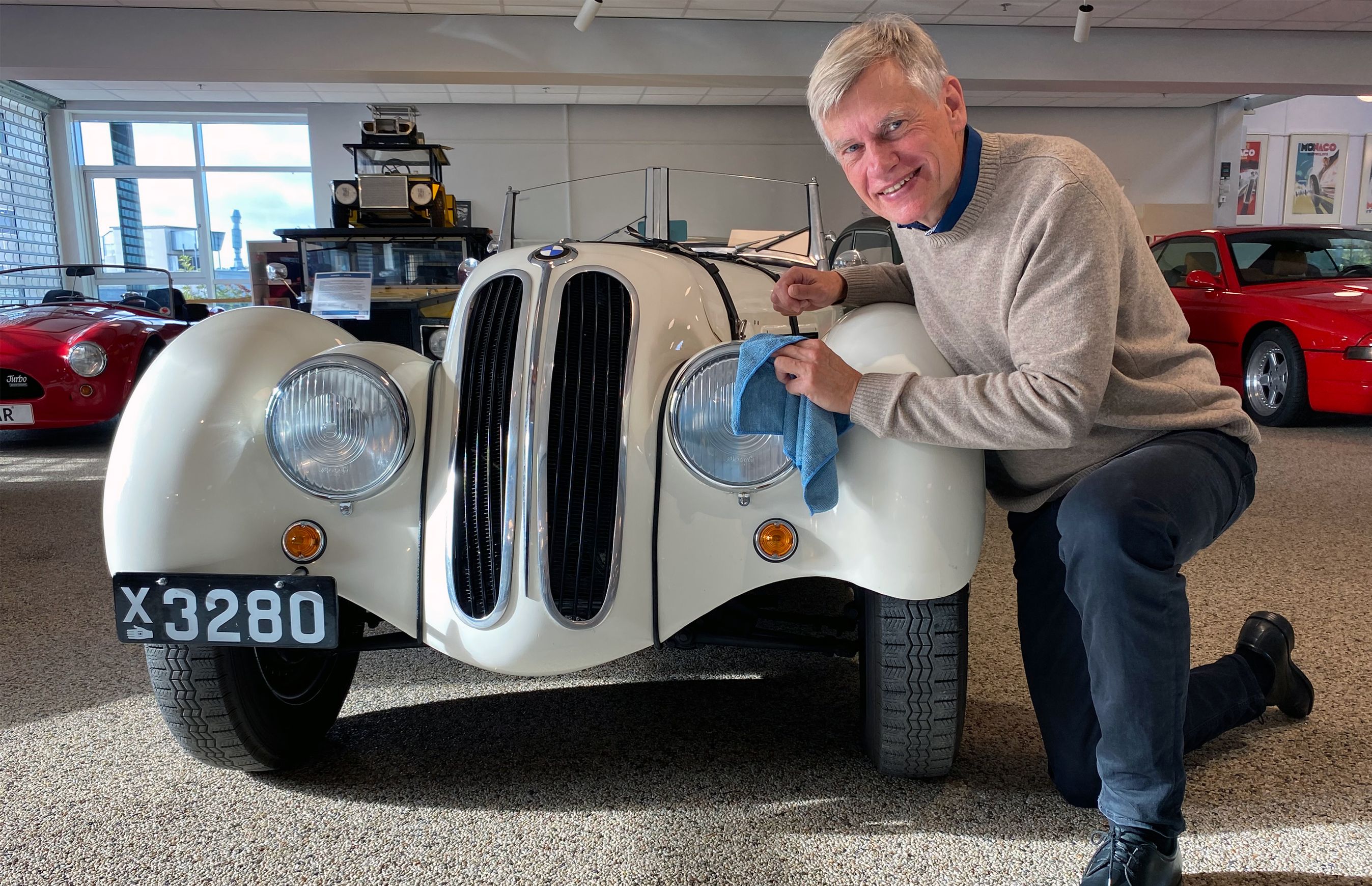 Mand ved fronten af klassisk BMW.