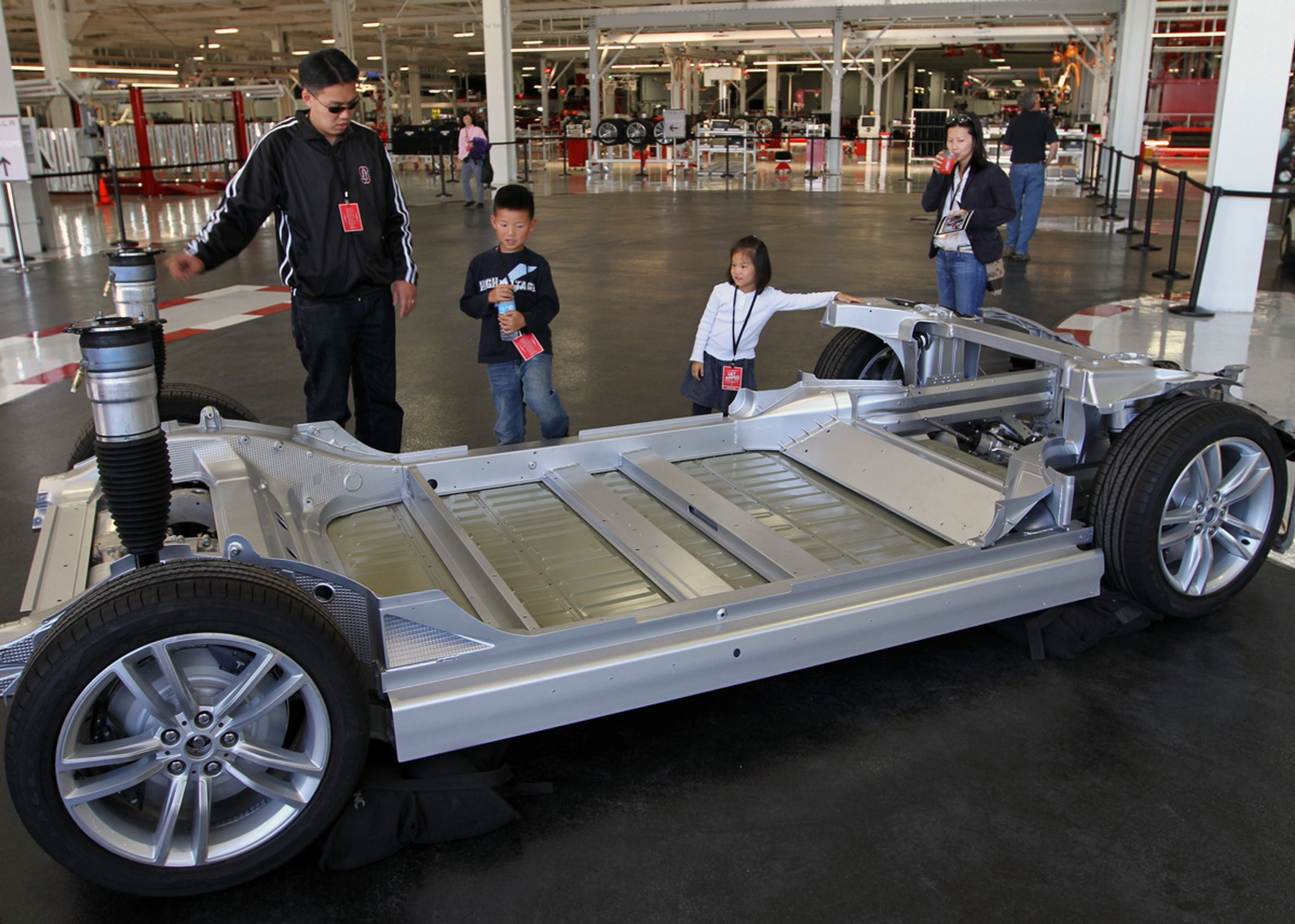 Batteriet er stort, men fylder ikke i kabinen. Det ligger som én stor, flad plade under hele bilen.