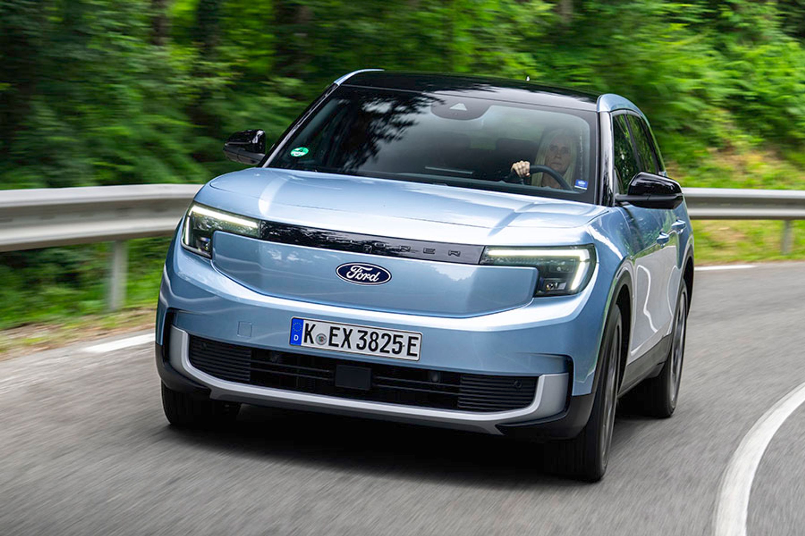 Explorer står der med store bogstaver hen over fronten af den nye elbil. Navnet er genbrug, men den tidligere Explorer, som var en kæmpe firehjulstrækker, er nu udgået i Europa.