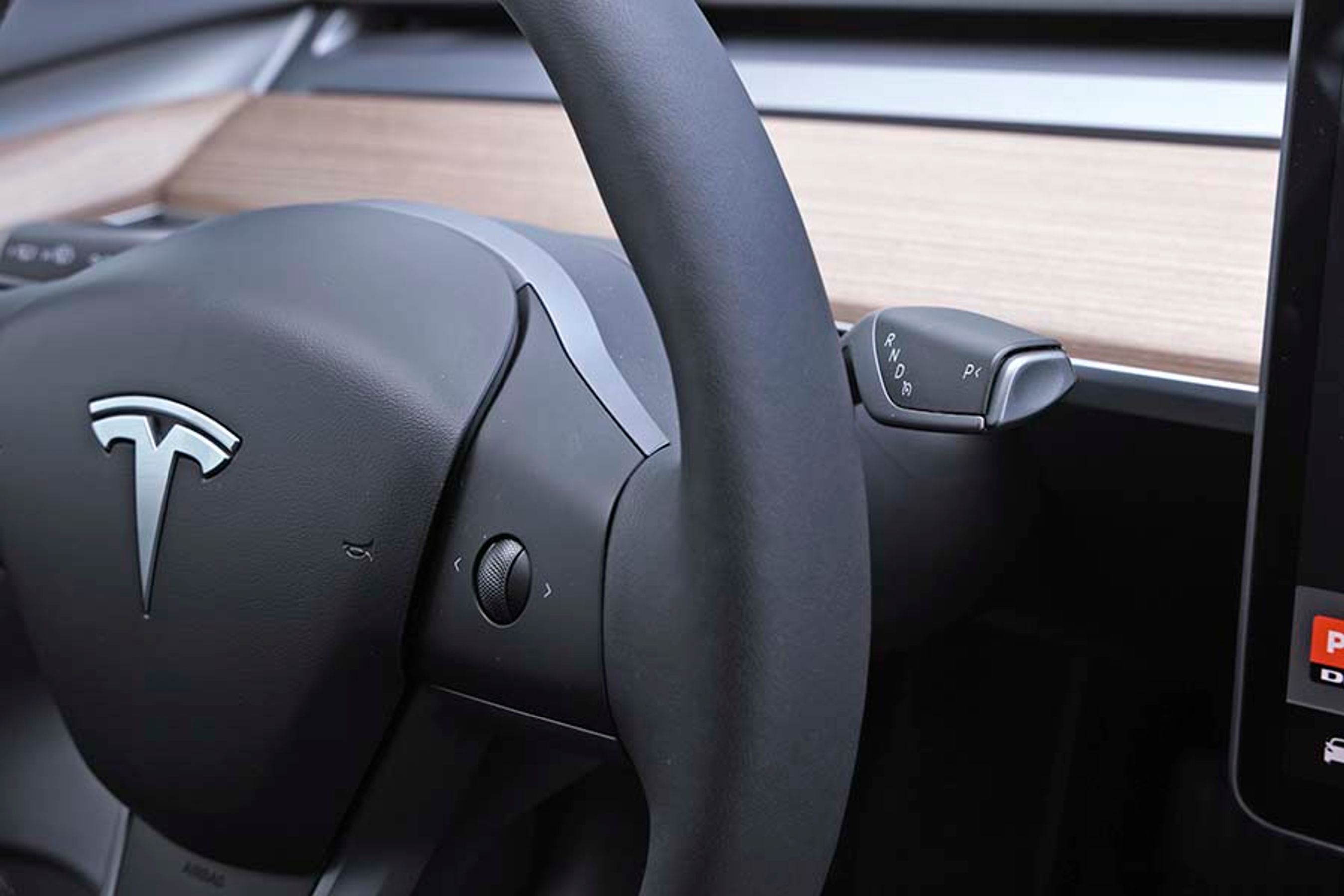 Gearvælgeren er placeret bag rattets højre side, og den er meget let at betjene.. Et enkelt vip ned sætter den i D, og to vip aktiverer den adaptive fartpilot.
