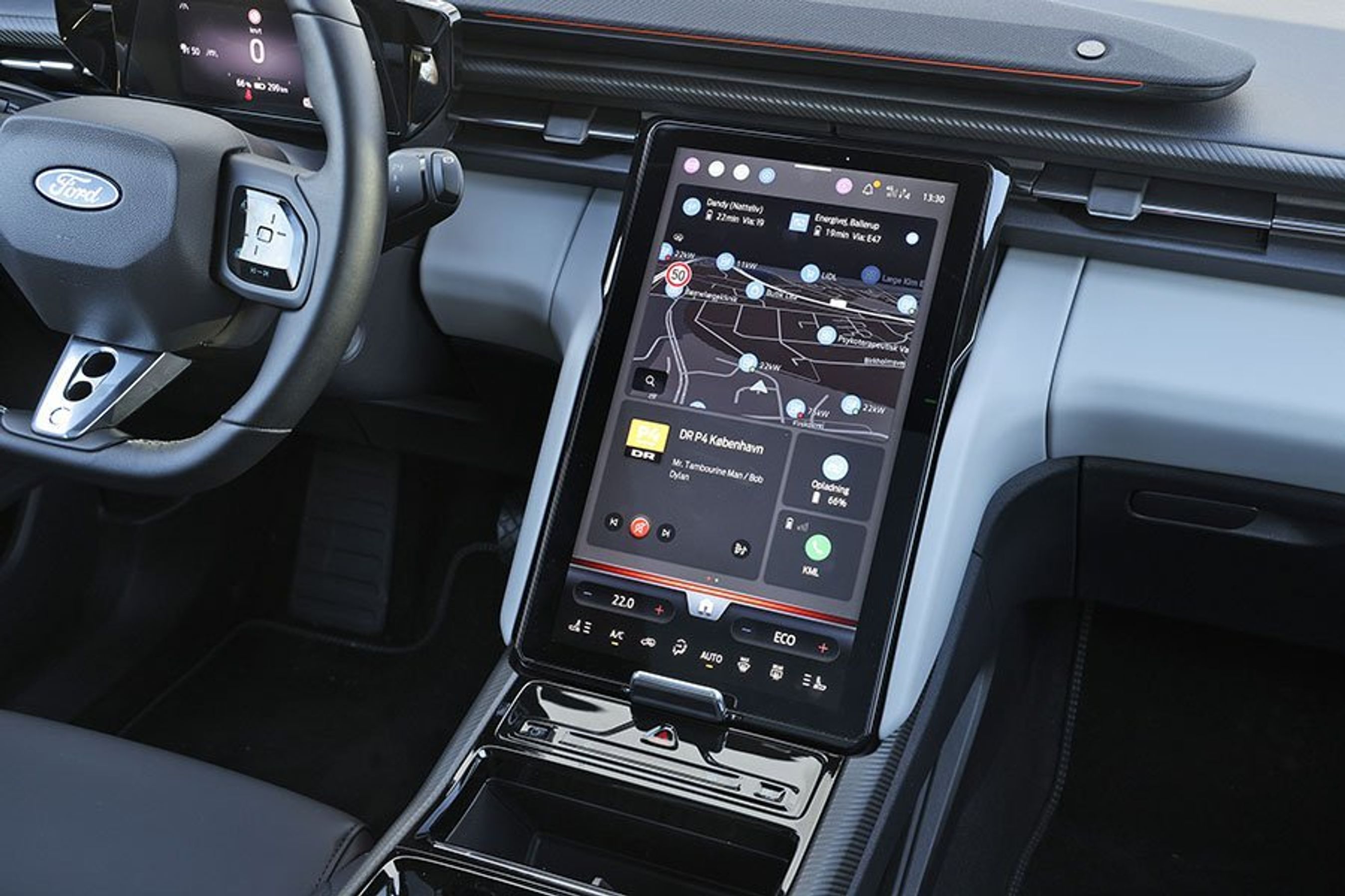 Stor skærm i midten af kabinen i en Ford Capri