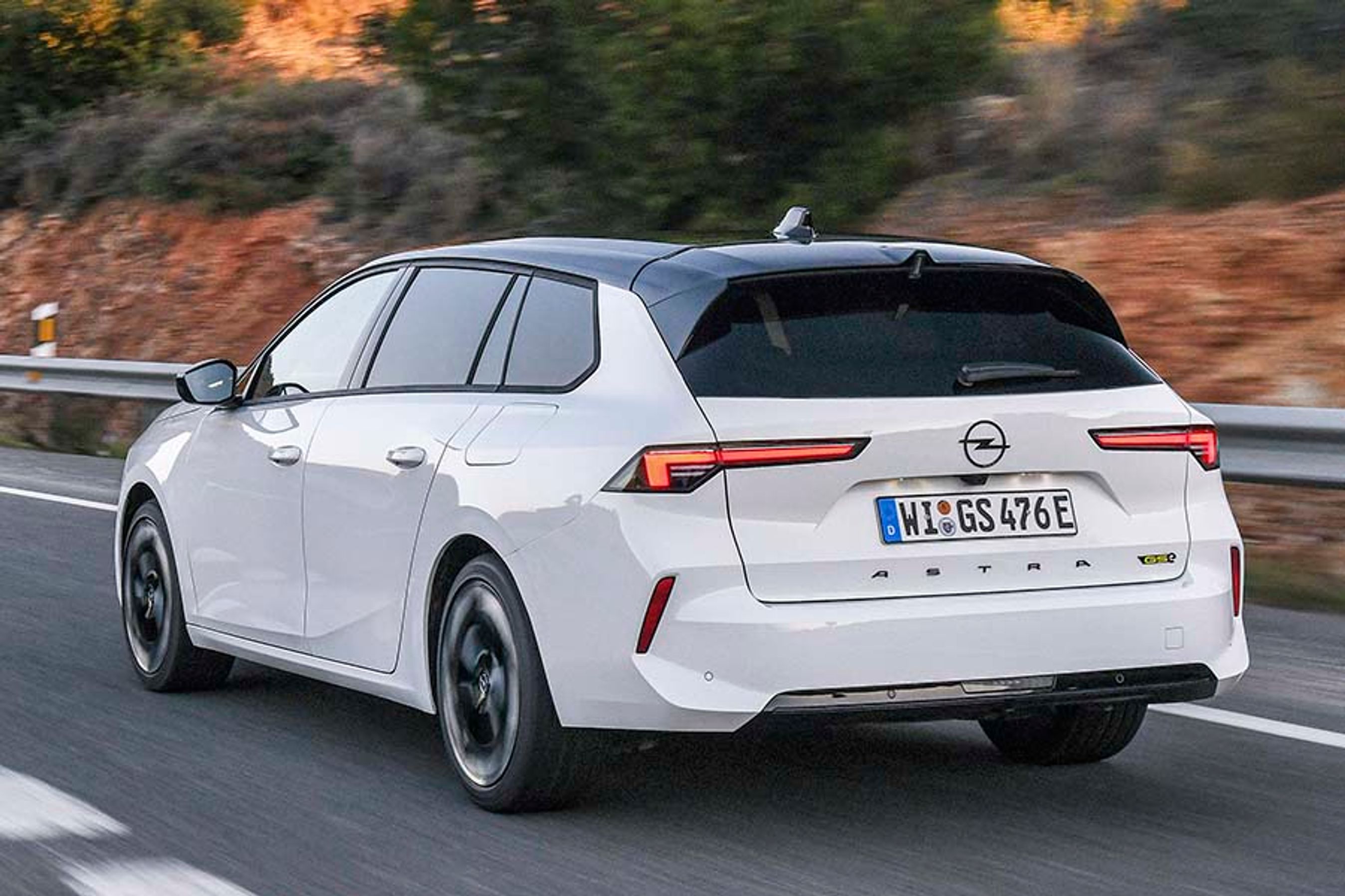 Astra GSe findes både som femdørs hatchback og som stationcar. Det sidste er smart, fordi plugin-hybridteknikken stjæler bagagerumsplads. 