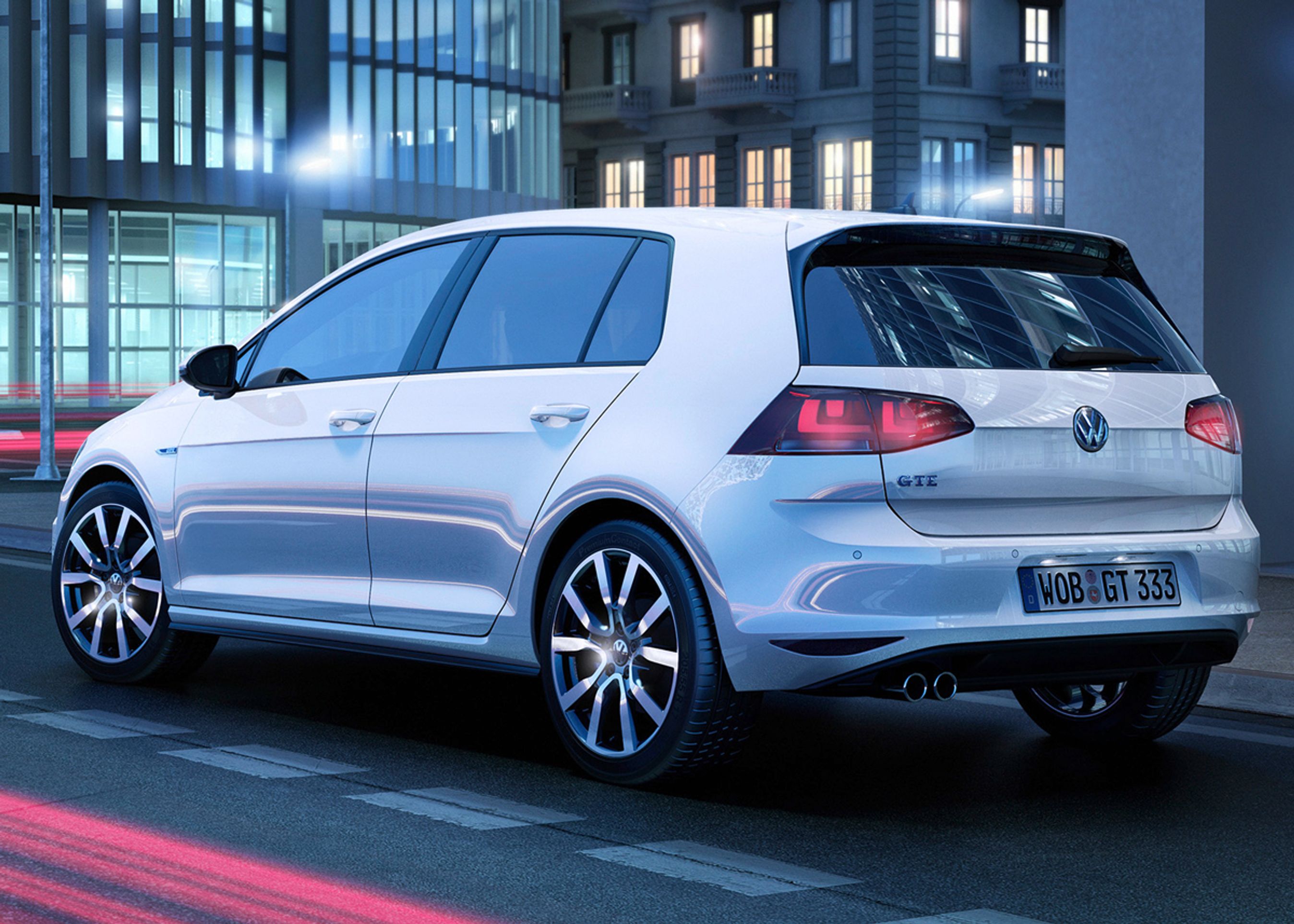 Den benzin-elektriske VW Golf har blå pynteelementer, hvor GTI'en bruger røde.
