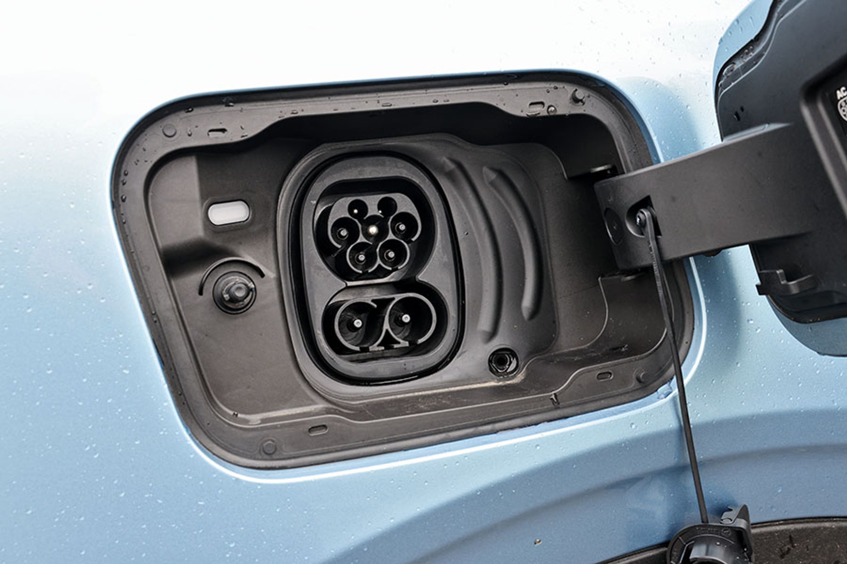 Ladestikket er placeret ved højre baghjul. Hjemme kan bilen lades med 11 kW (tre faser), og på farten kan bilen oplades med op til 135 kW. Dermed tager en opladning fra 10 til 80 procent 28 minutter.