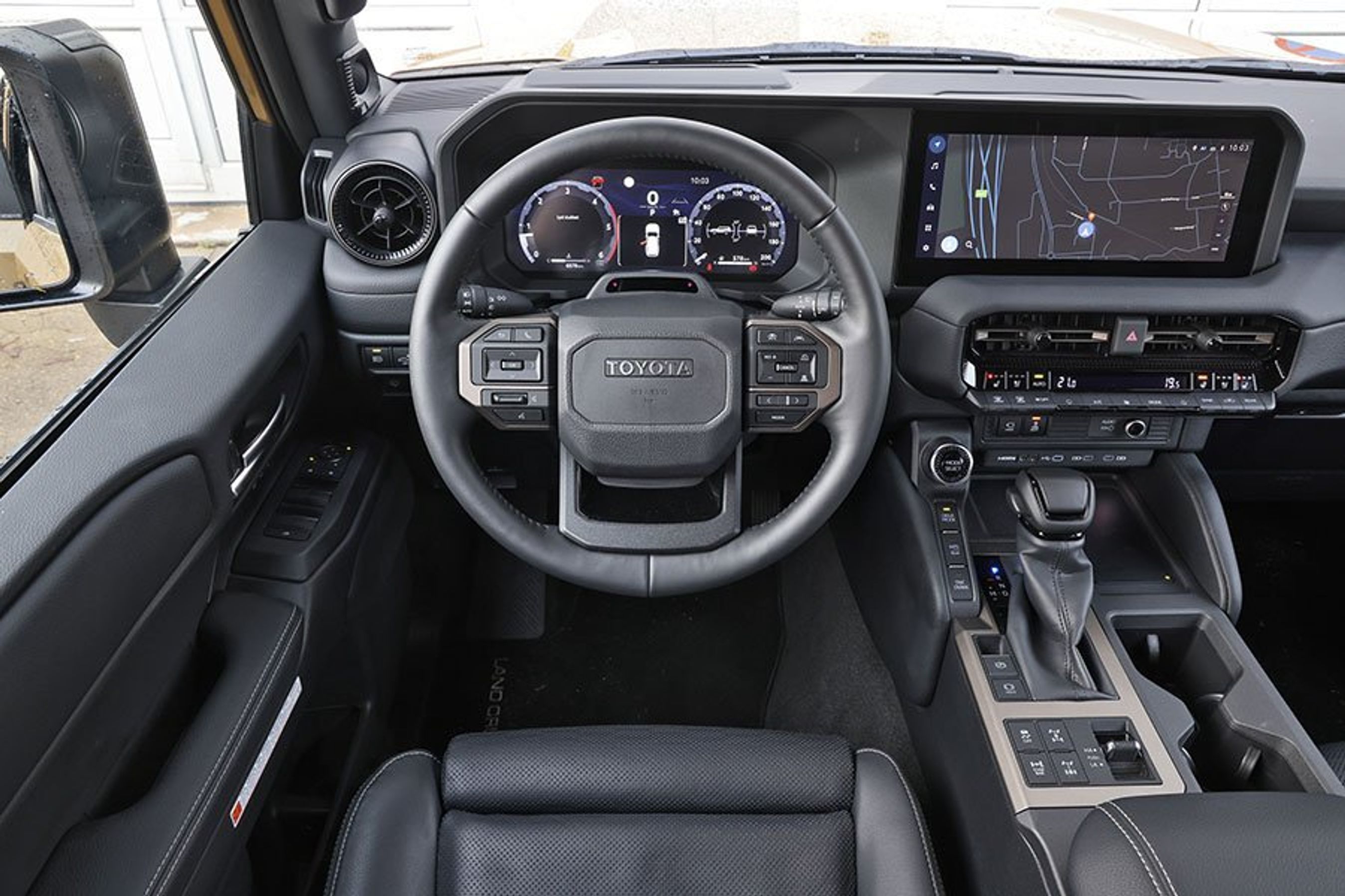 Førerpladsen i en Toyota Land Cruiser