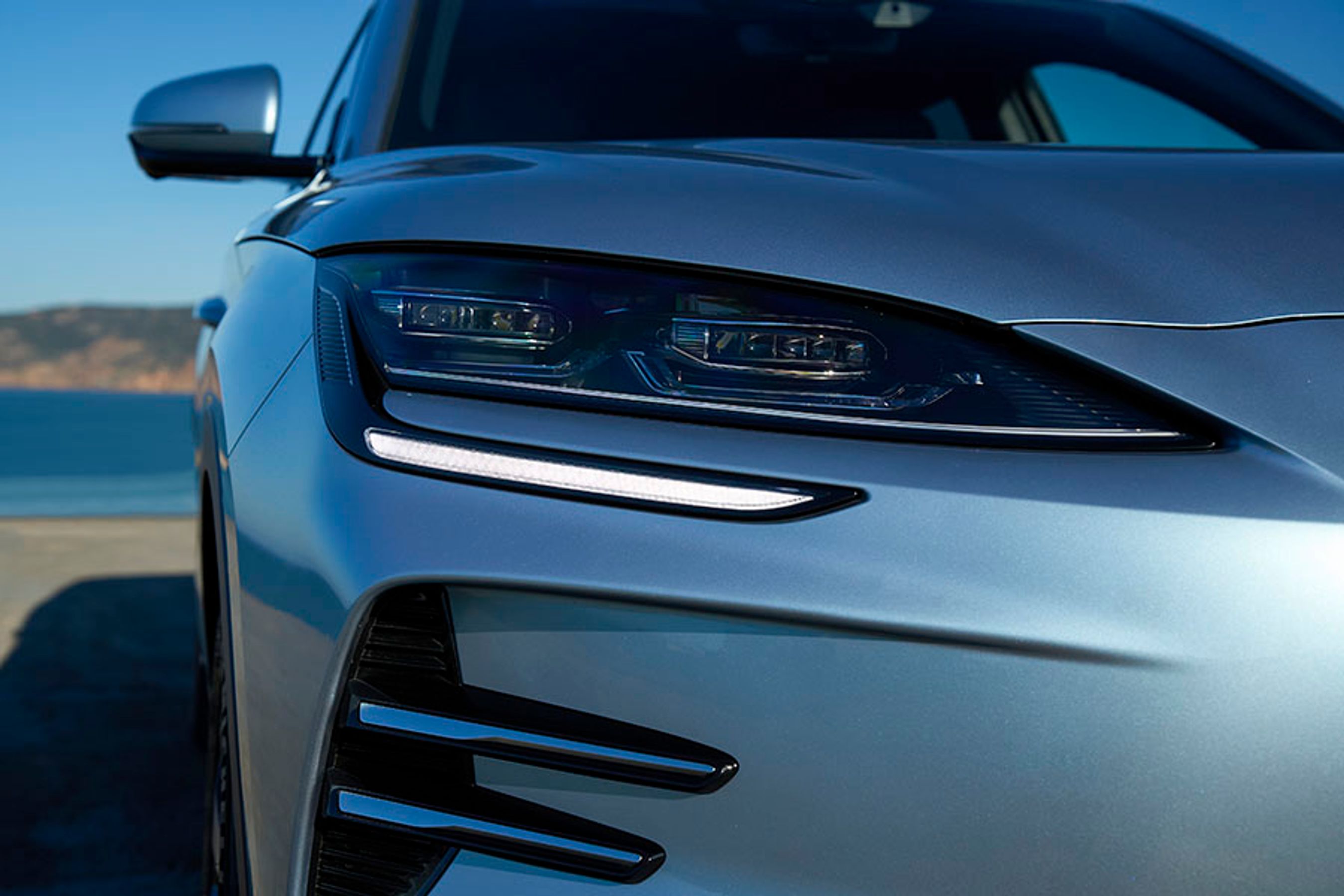 Forlygterne er af LED-typen, og de kan selv blænde op og ned. Under selve lygten er der et vandret LED-bånd, der tjener som kørelys.