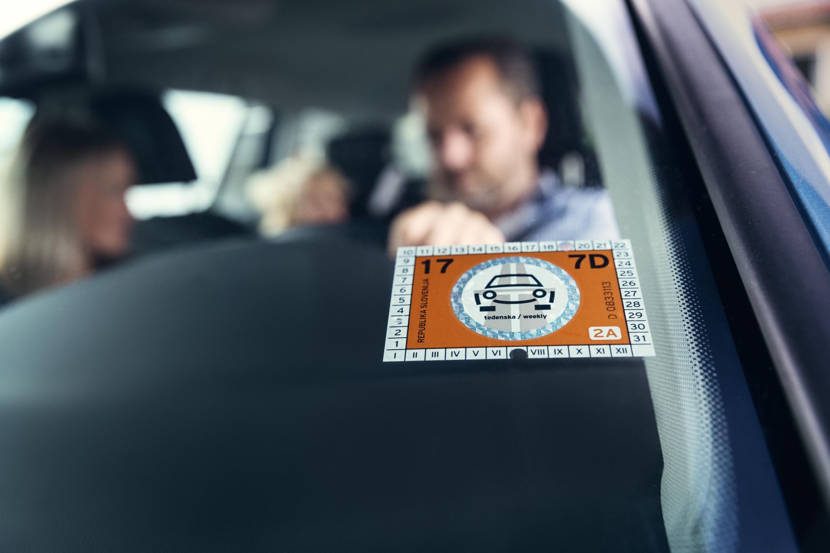 Et tjekkisk motorvejsmærkat til biler under 3,5 ton.