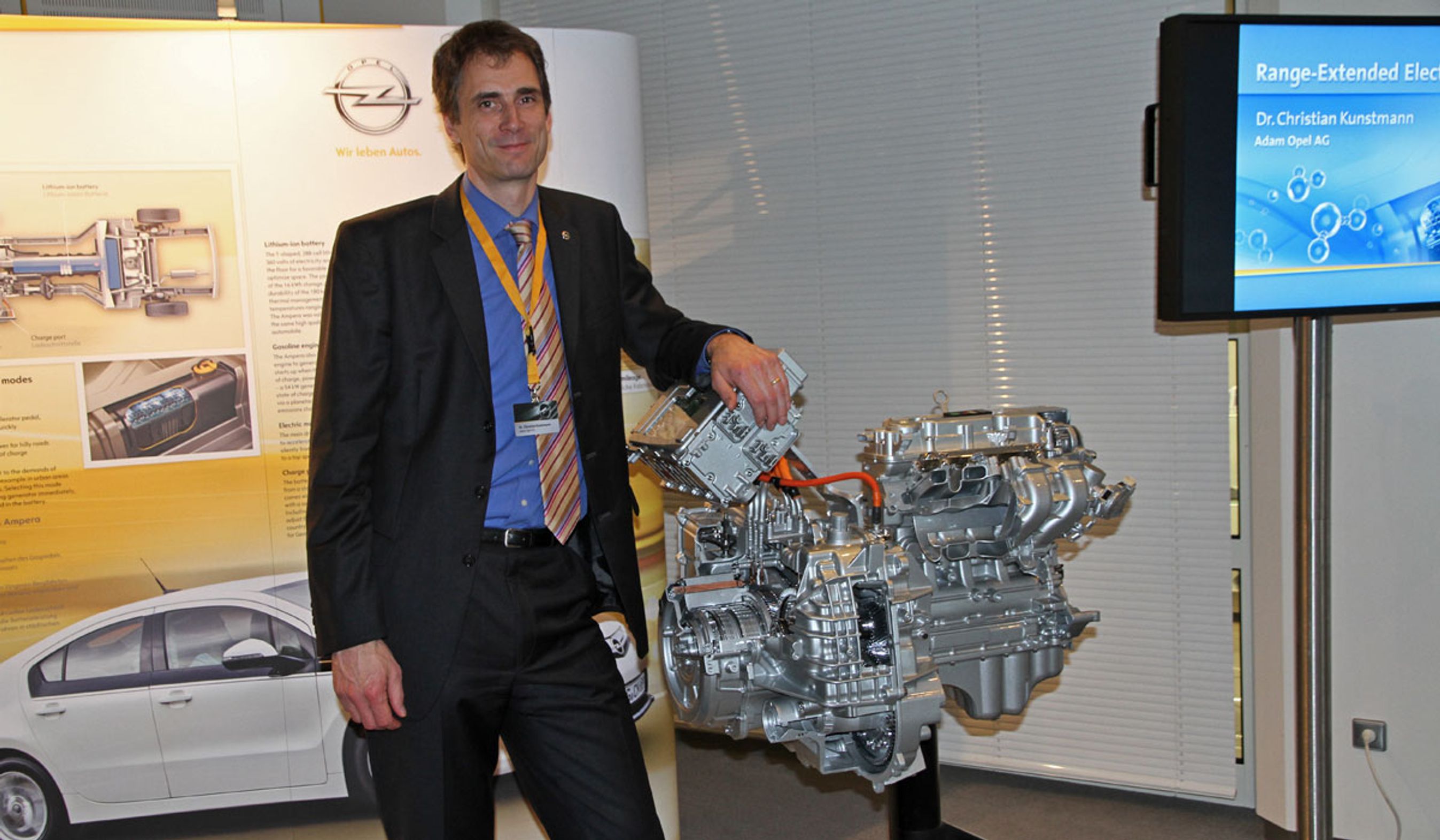 Dr. Christian Kunstmann fra Opel forklarer teknikken bag EU-normen for opladningshybrider.