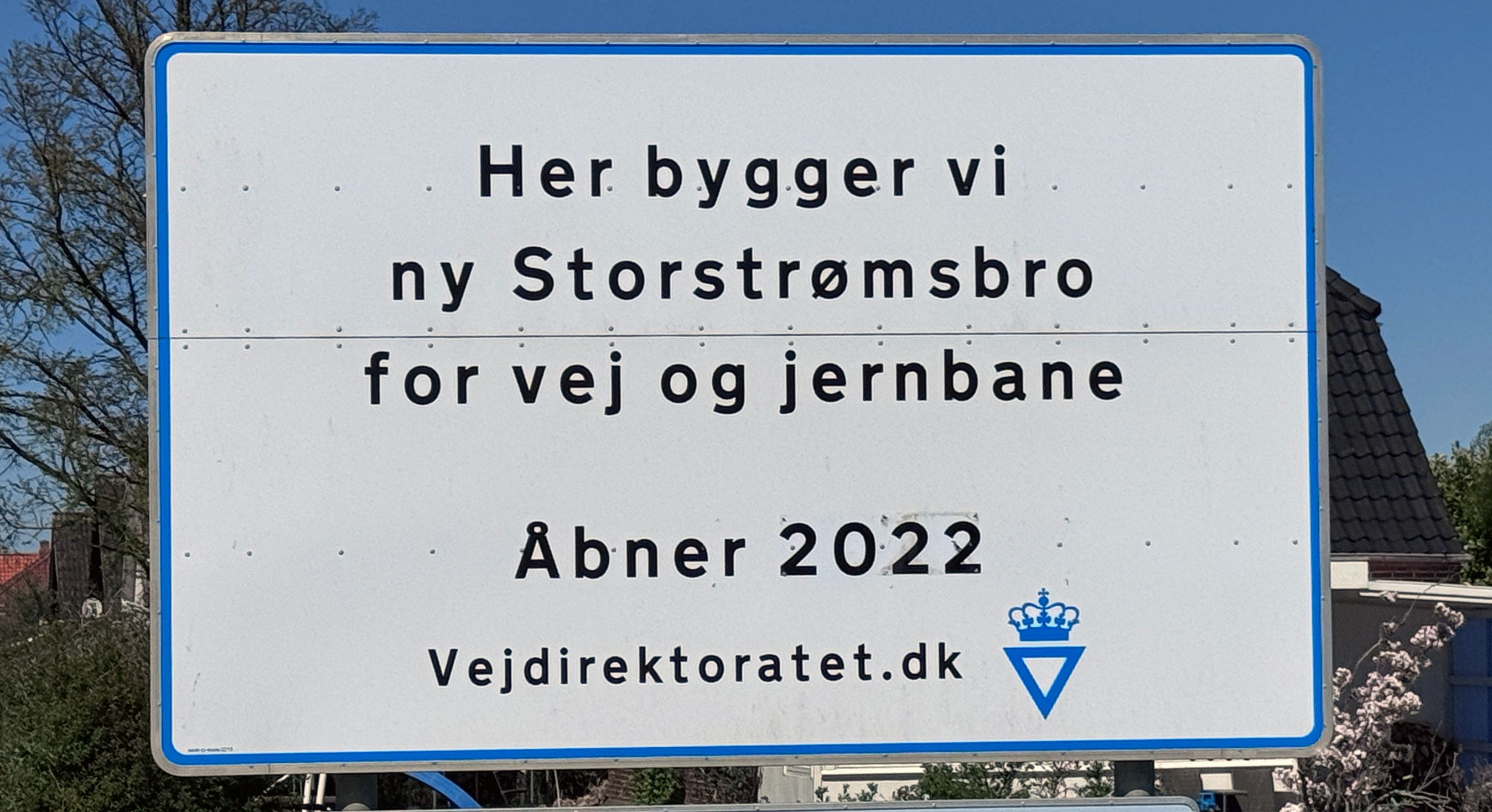 Skilt med åbningstermin for broen.