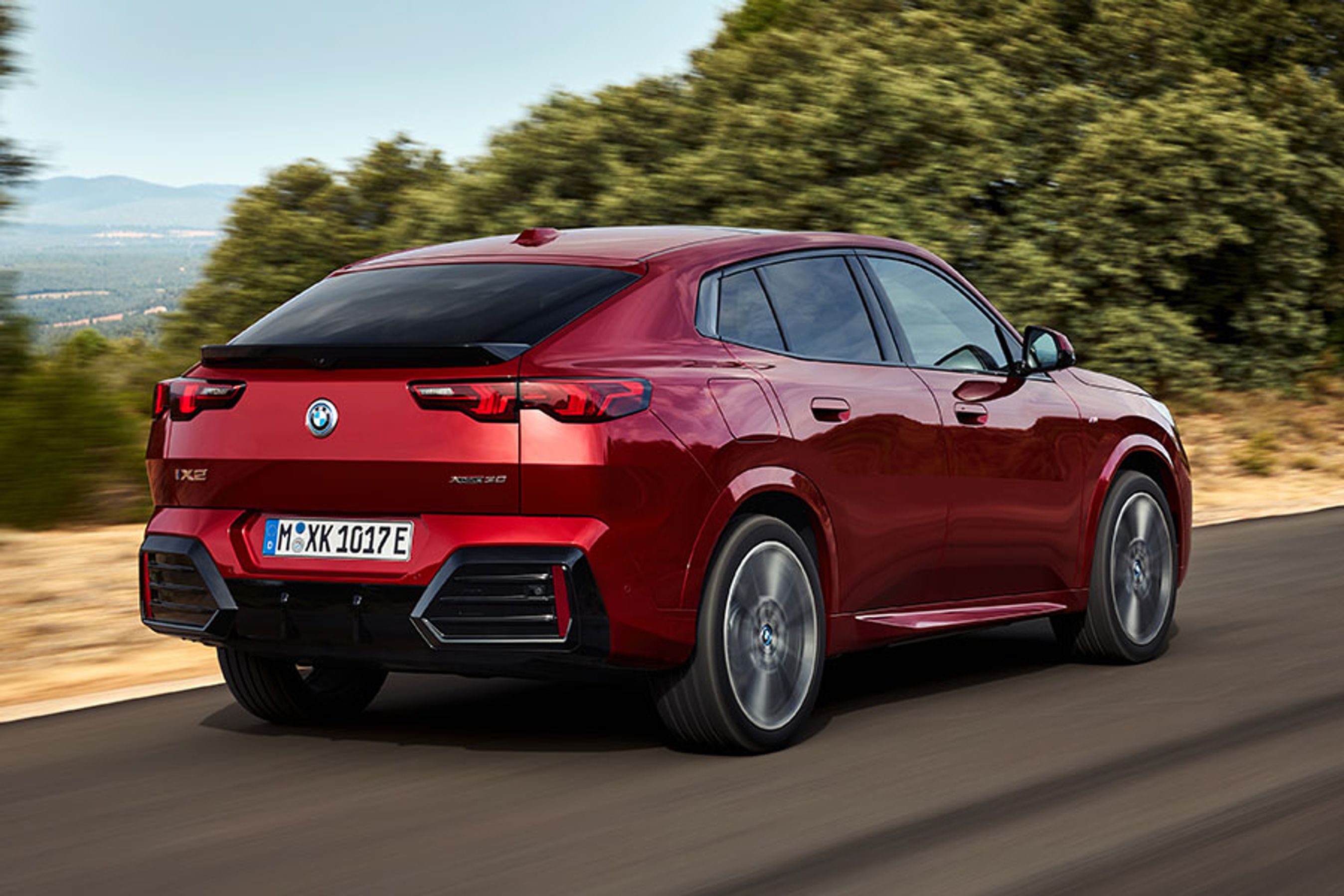 Bagenden udgøres af den store tophængslede bagklap med den næsten vandrette bagrude. Der er ikke monteret en bagrudevisker, og det kan genere udsynet på en dårlig dag. To store, sorte felter dækker de huller, der normalt giver plads til udstødningsrørene i udgaverne af X2 med brændstofmotor.