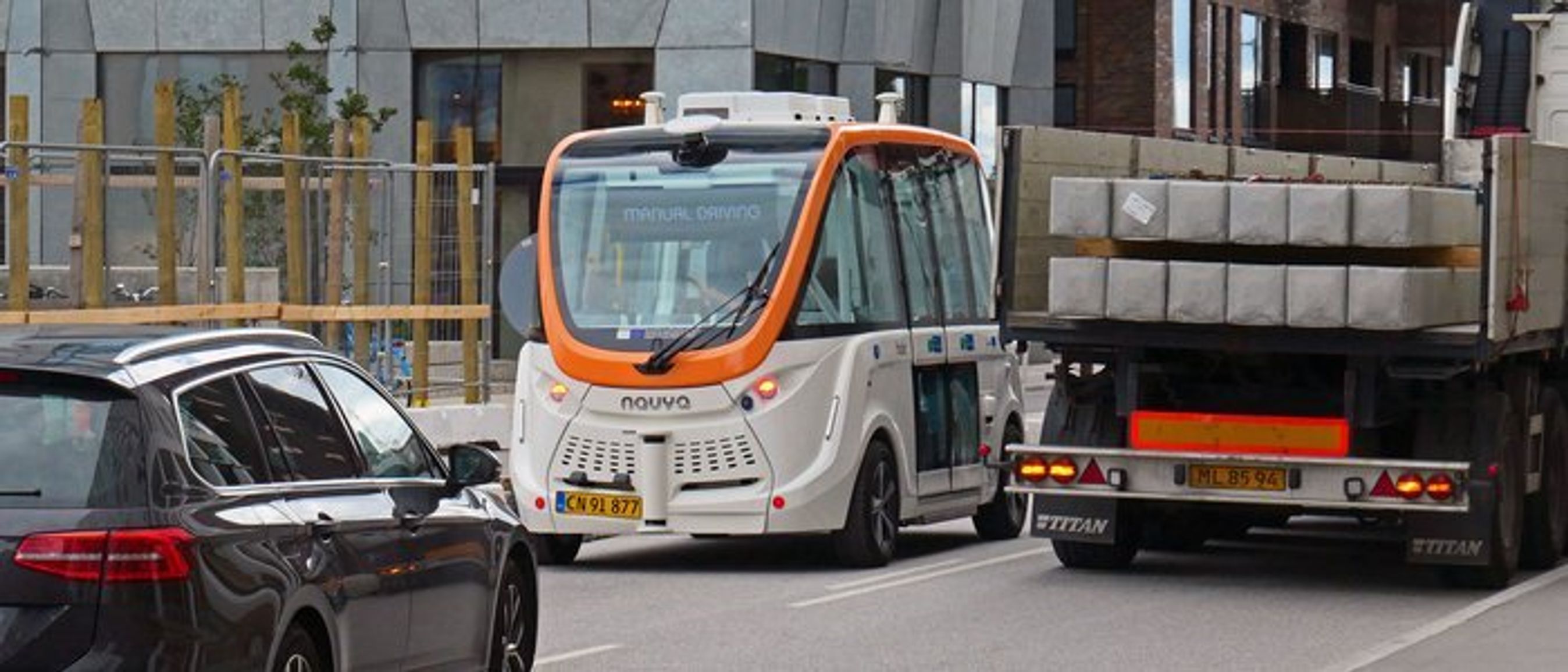 Bussen i Nordhavn har ikke evner til selv at køre uden om en forhindring som her en parkeret lastbil.