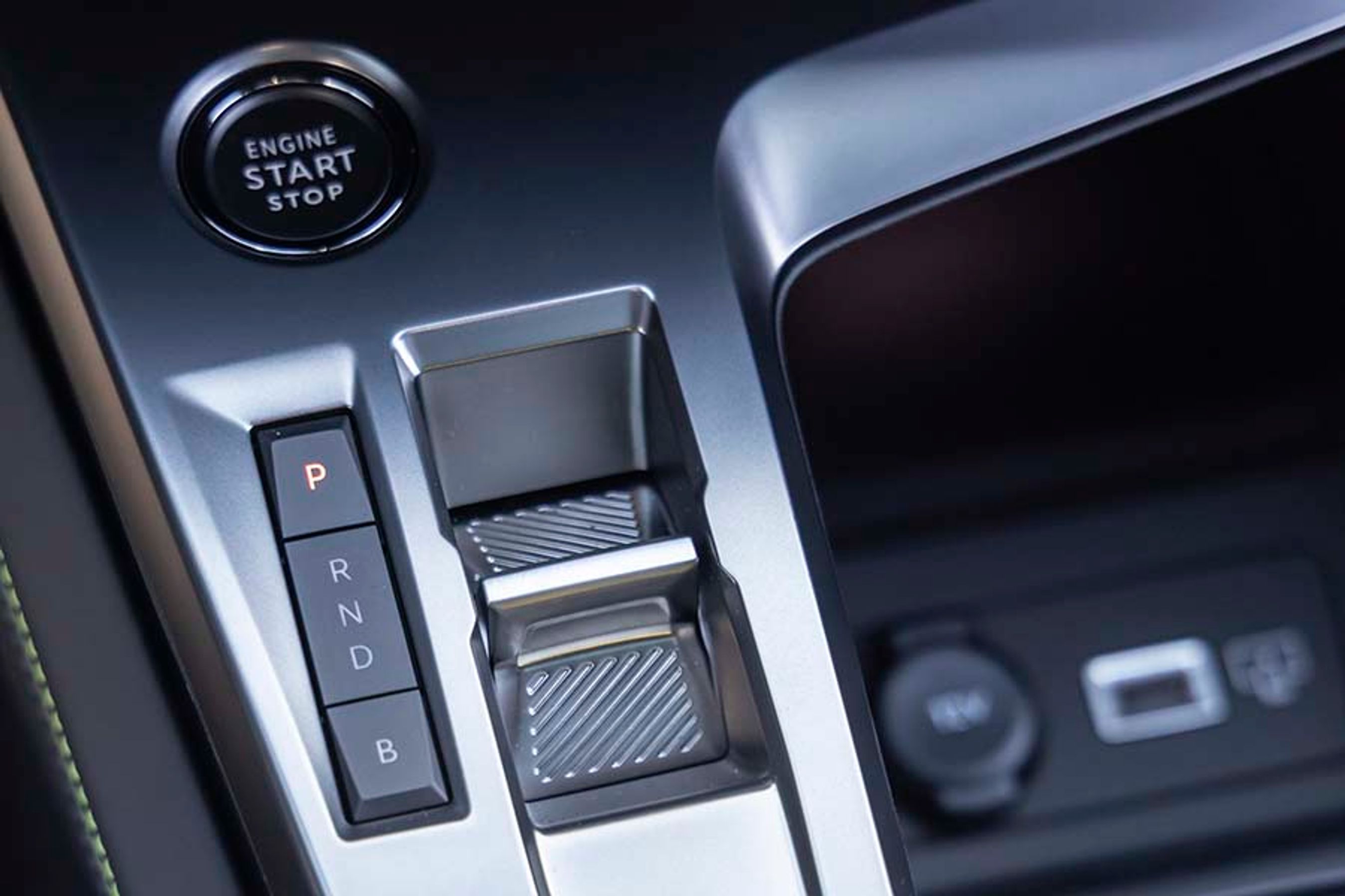 Den lille gearvælger er kendt fra flere andre bilmodeller fra både Peugeot og Citroën. Den fungerer godt, og det er let at skifte mellem forlæns og baglæns kørsel, uden at man behøver at se på gearvælgeren.