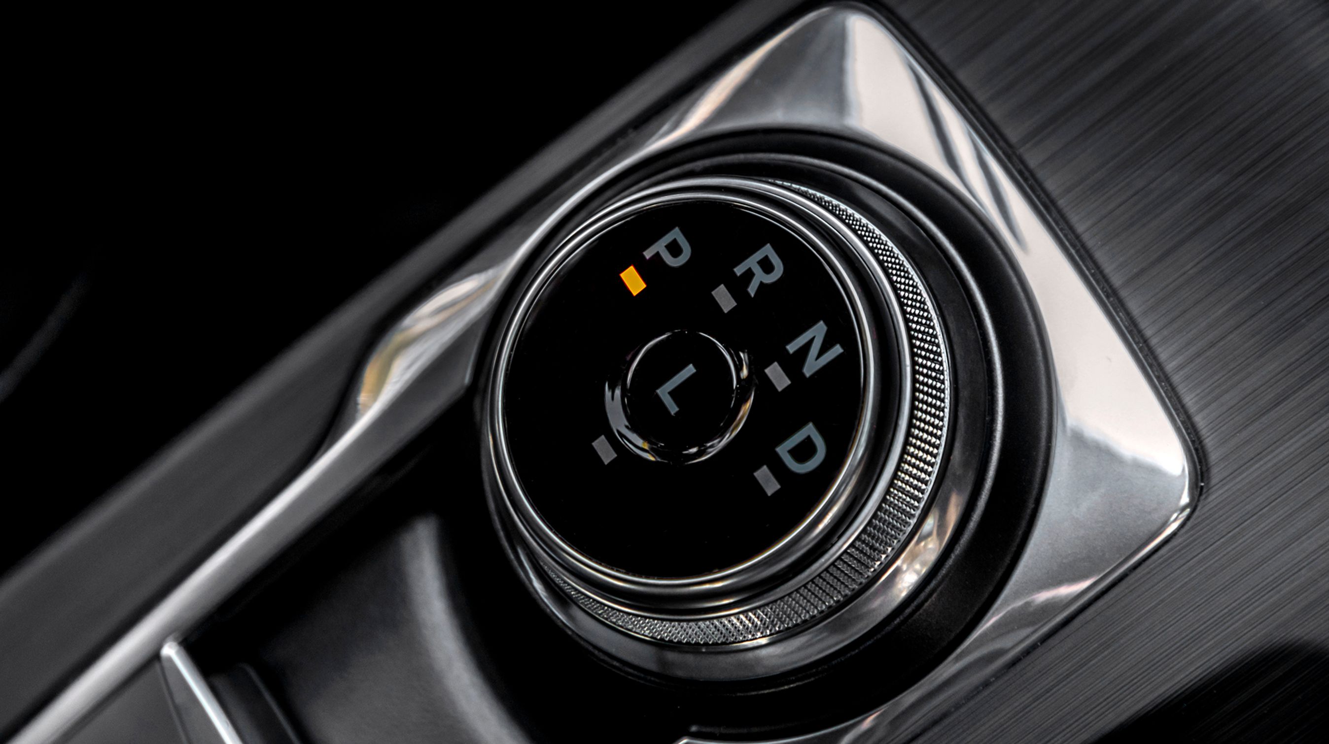 Gearvælgeren er udformet som en rund drejeknap, der er let at betjene. Den springer selv i P, når motoren slukkes.