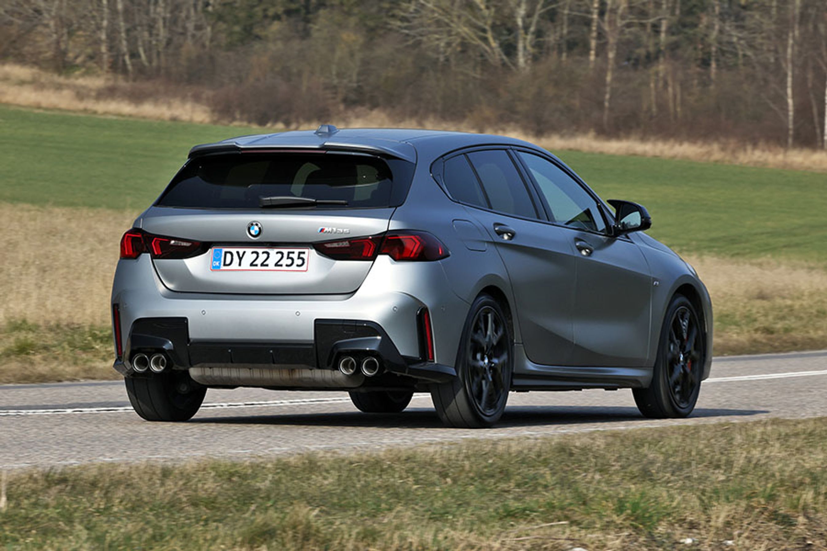BMW M135i set bagfra, mens den kører på landevej