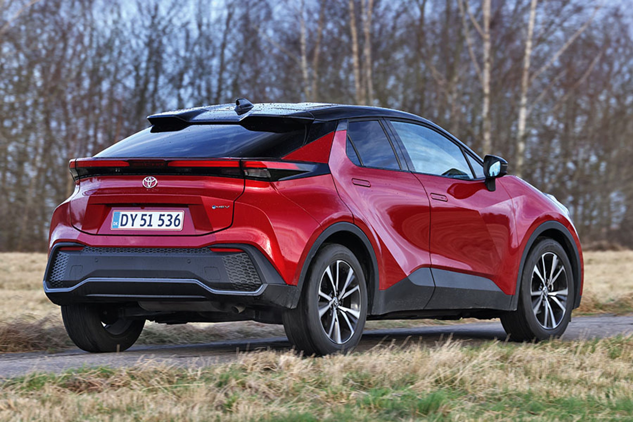 Rød Toyota C-HR set bagfra på landevej