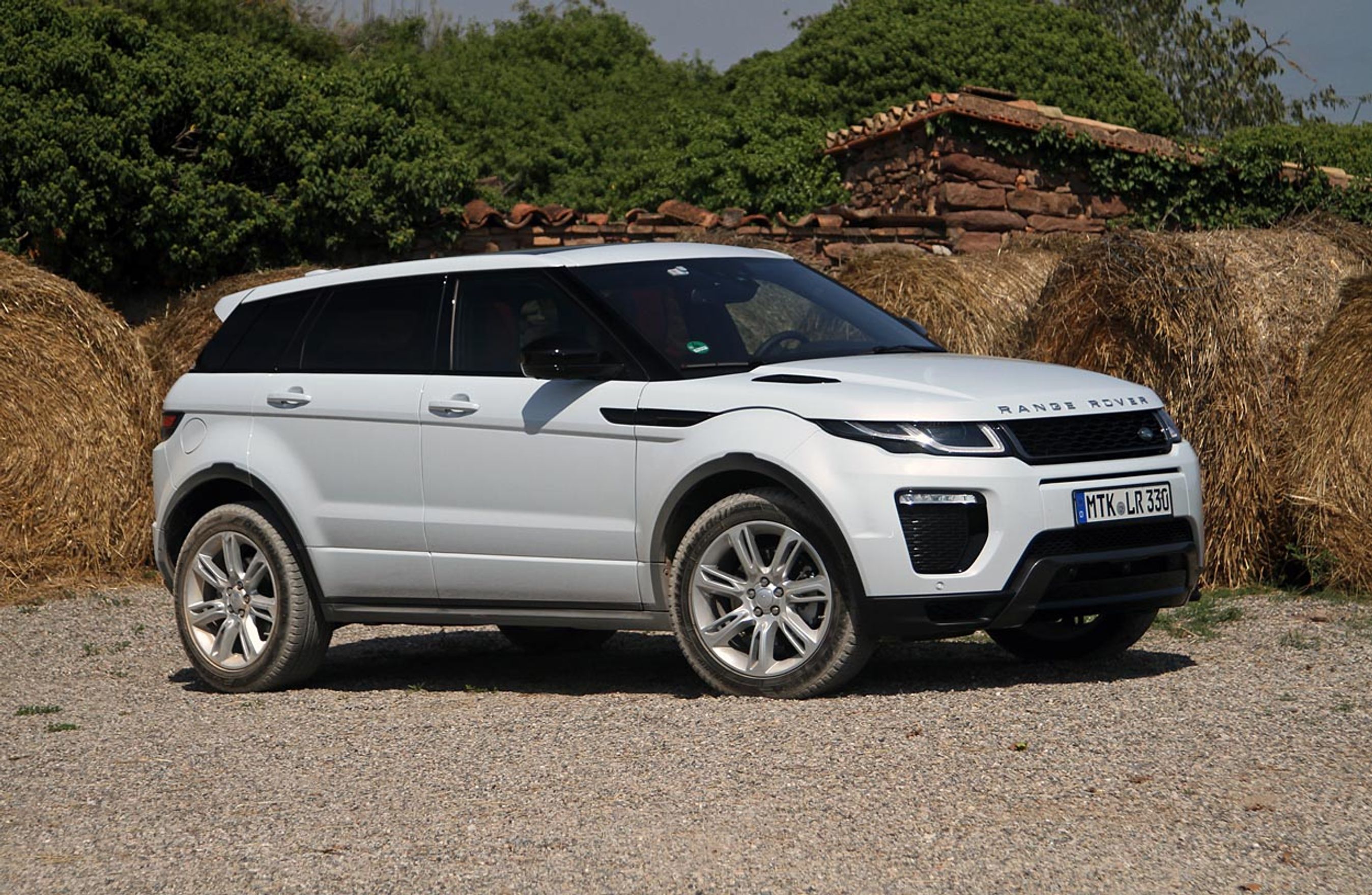 Range Rover Evoque har fået en diskret opfriskning fortil. Det omfatter bl.a. helt ny grill, nye forlygter og ændret og større luftindtag på hjørnerne.