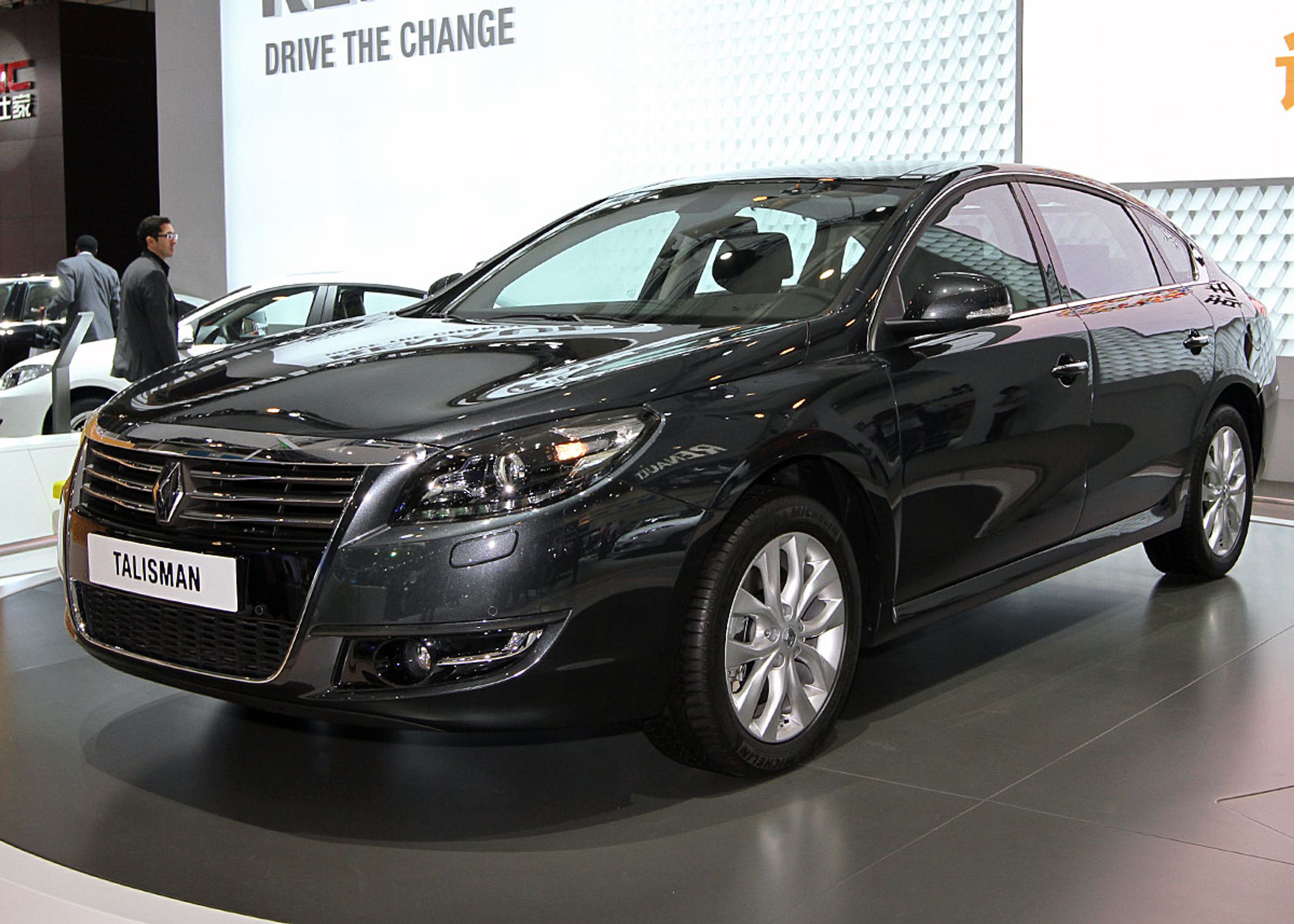 Denne Renault Talisman er en omdøbt Samsung SM7 og sælges kun i Kina. Mage til kedelig bil skal man lede længe efter i Europa. Foto: Torben Arent