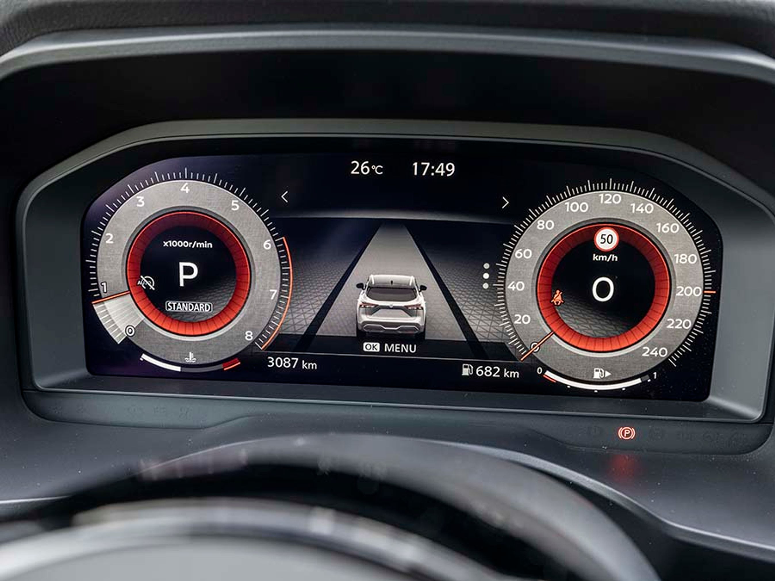 Instrumenthuset er udformet som en stor 12,3-tommer skærm, hvor man kan vælge blandt flere visninger. Man skal desværre ret langt ind i en menu for at slå f.eks. Lanekeeping (LKA) til og fra.