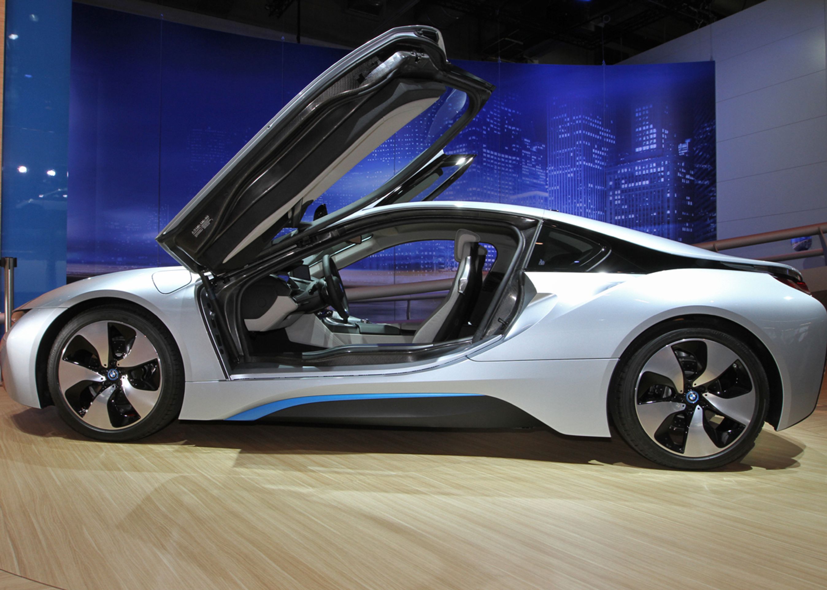 Sportsvognen har døre, der vipper opad. Der er et bagsæde, så til nød kan man være fire i bilen.