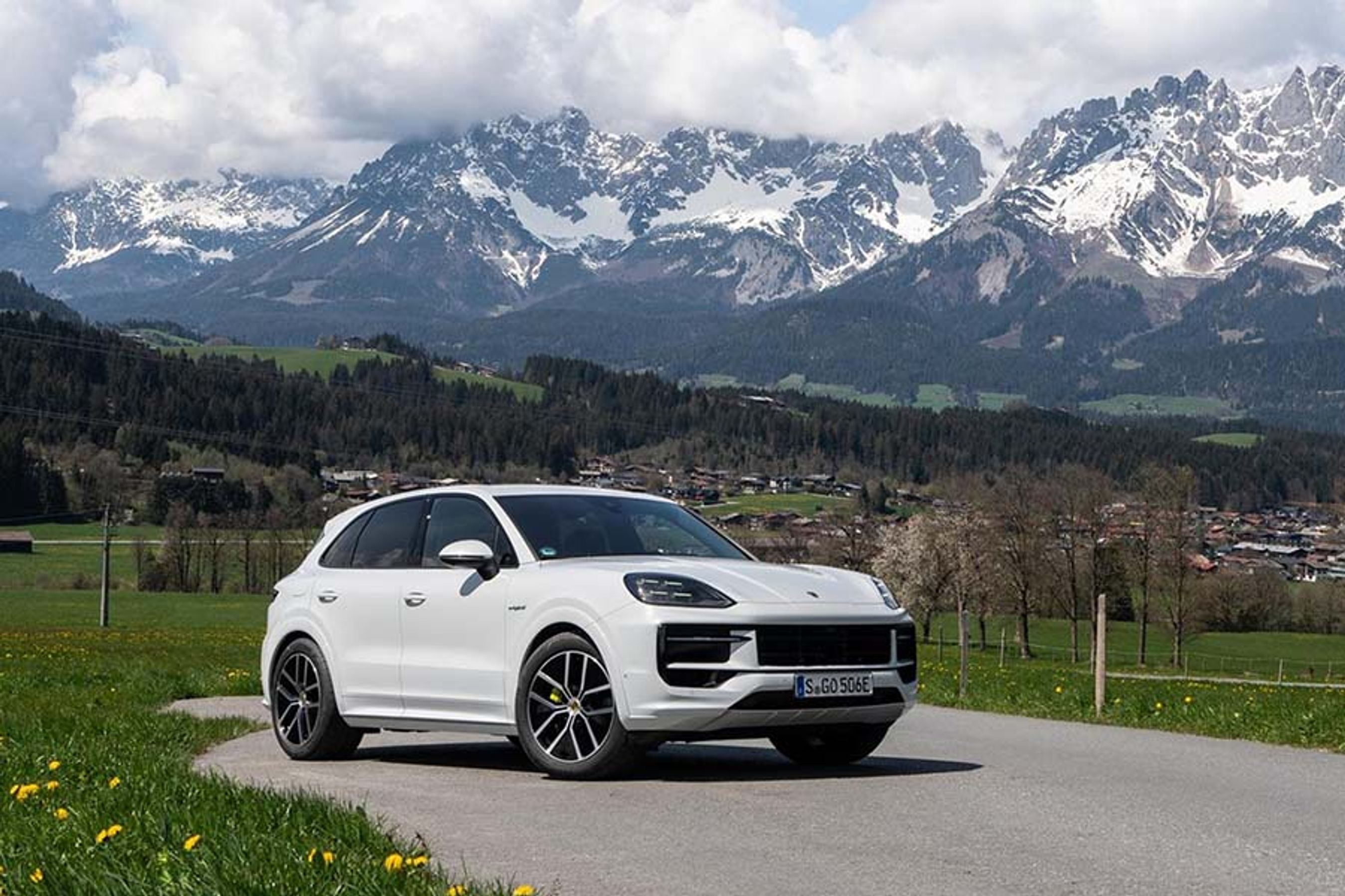 Porsche Cayenne er en af de mest populære bilmodeller fra det sydtyske bilmærke, og bilen sælges i store dele af verden. Topudgaven har derfor nu fået en forbedret V8-motor med 474 hk.