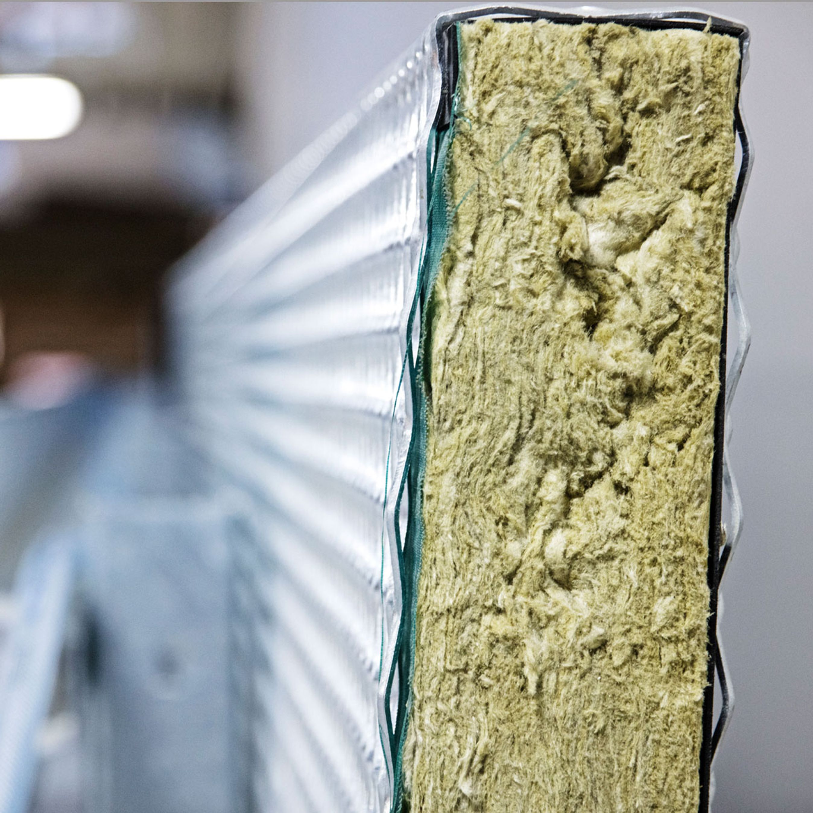 En kassette med Rockwool er med til at opsuge støjen fra bilerne.