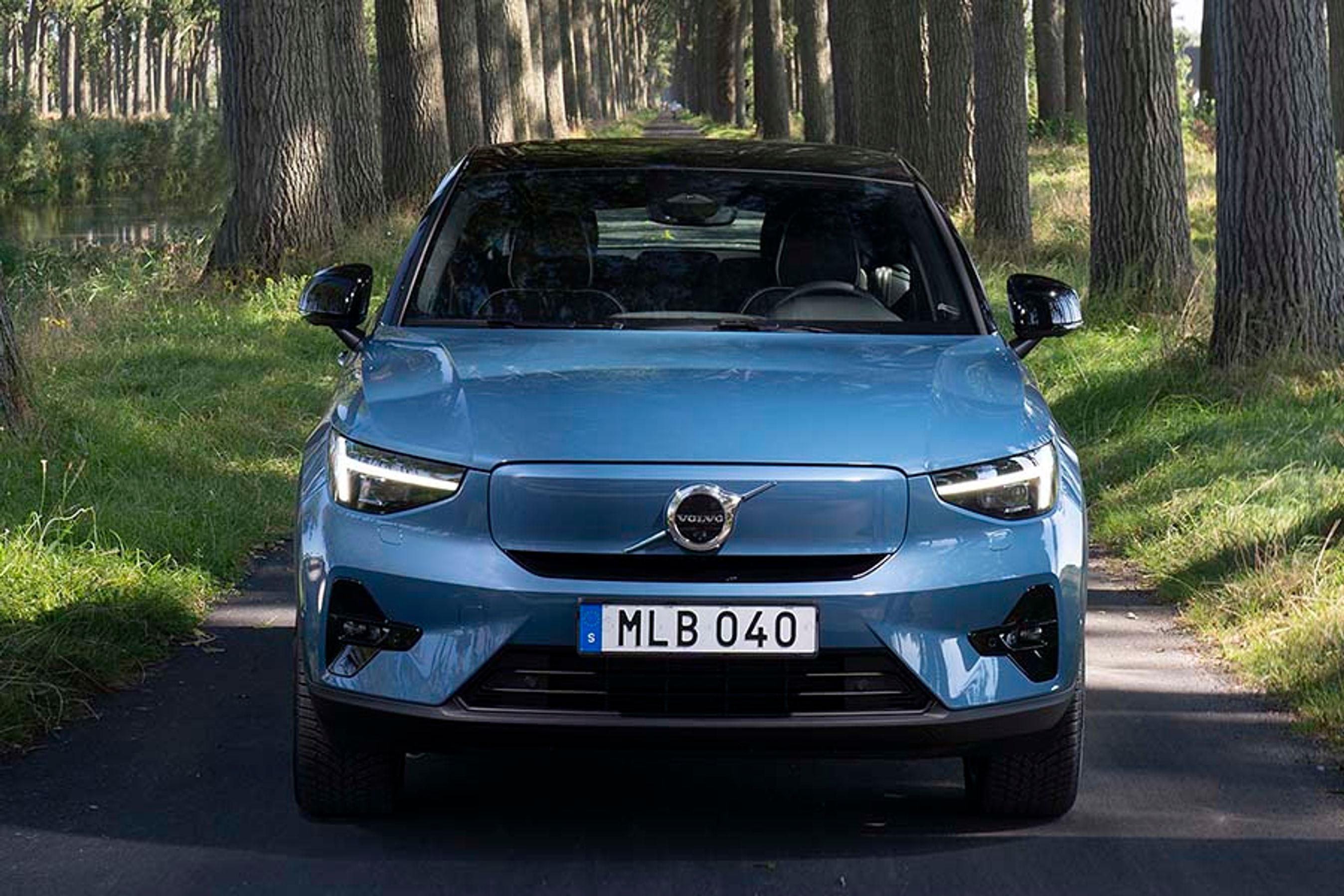 1. Forfra Volvo C40 har fået en lidt ændret front i forhold til XC-familien. Nyt er matrix-forlygter og en ensfarvet kølergrill.